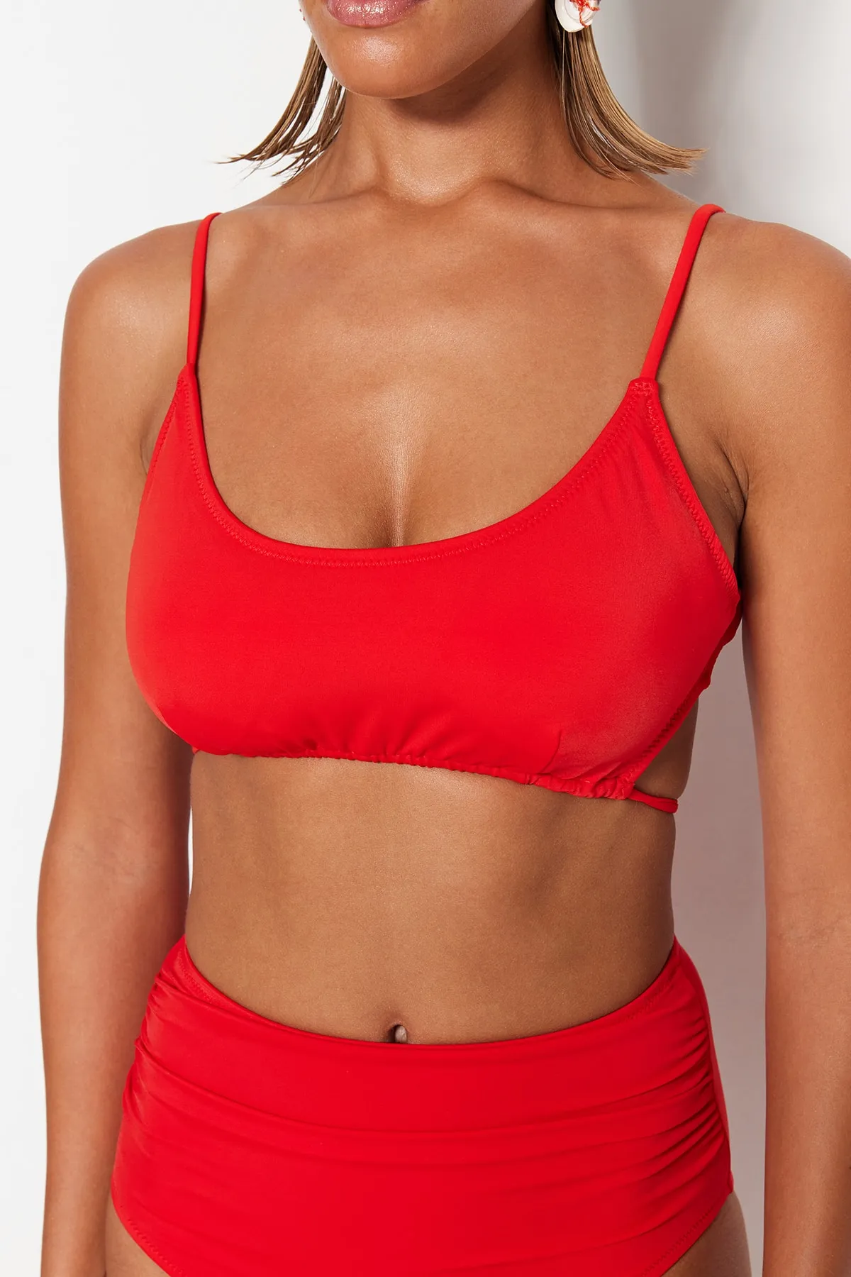 Trendyol Collection  Rotes Bralette-Bikinioberteil mit niedrigem Bund TBESS22BU0034
