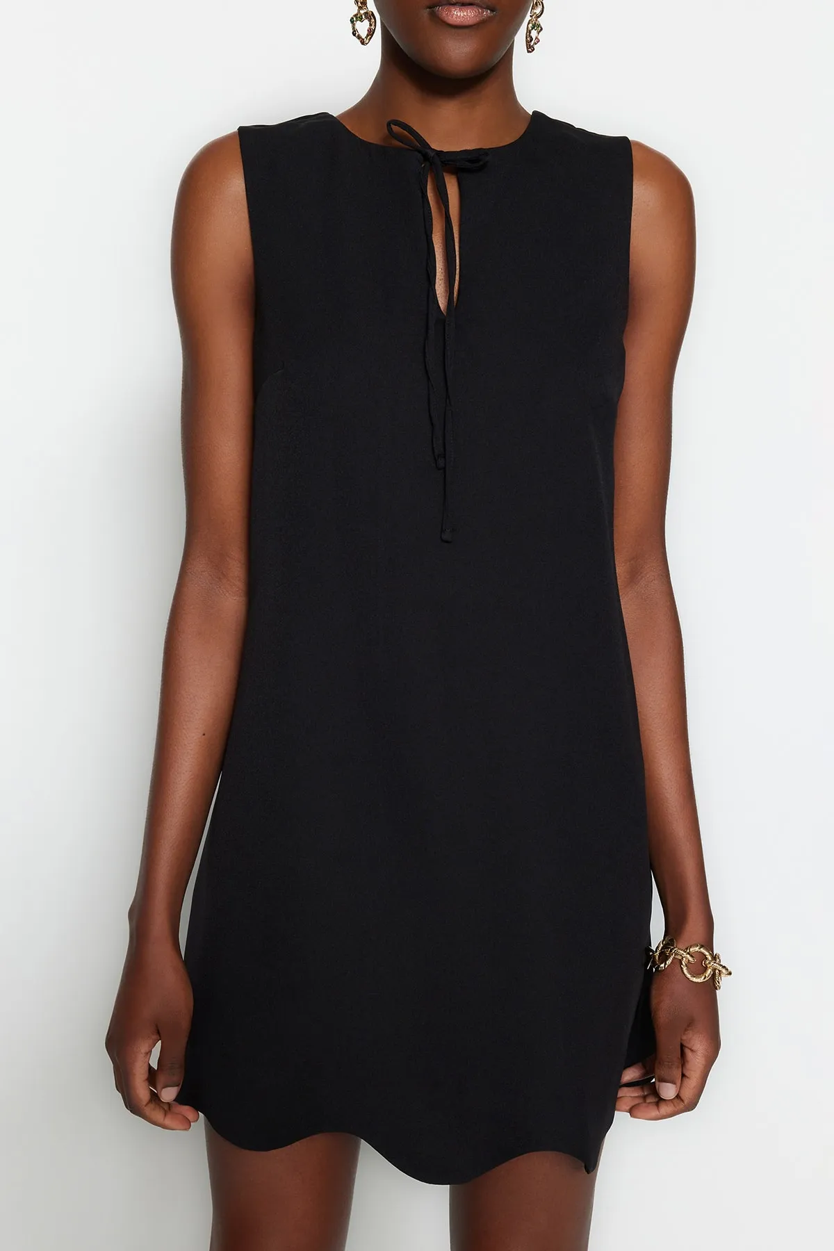 Trendyol Collection  Schwarzes, gerade geschnittenes Mini-Webkleid TWOSS23EL01271