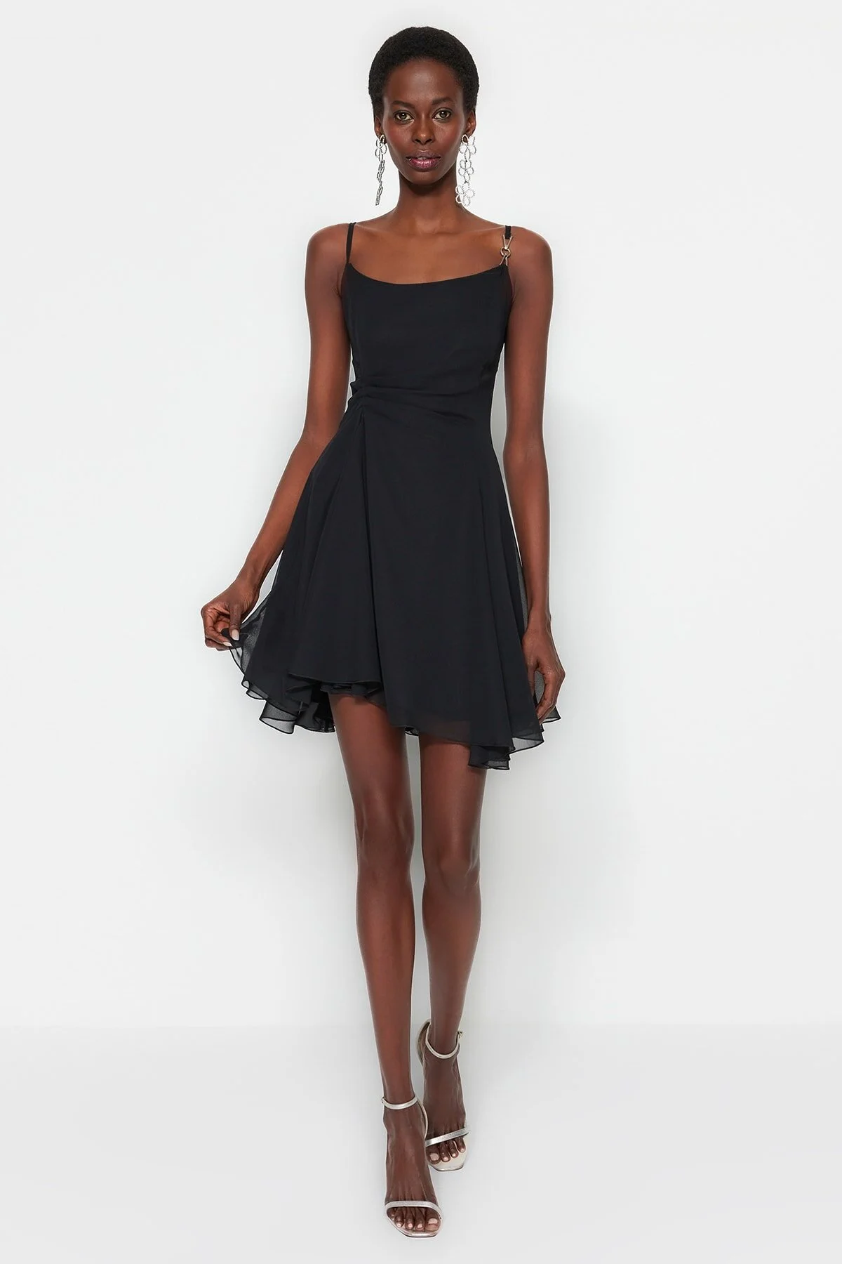 Trendyol Collection  Schwarzes Chiffon-Abendkleid mit offener Taille/Skater-Futter TPRSS23EL00033