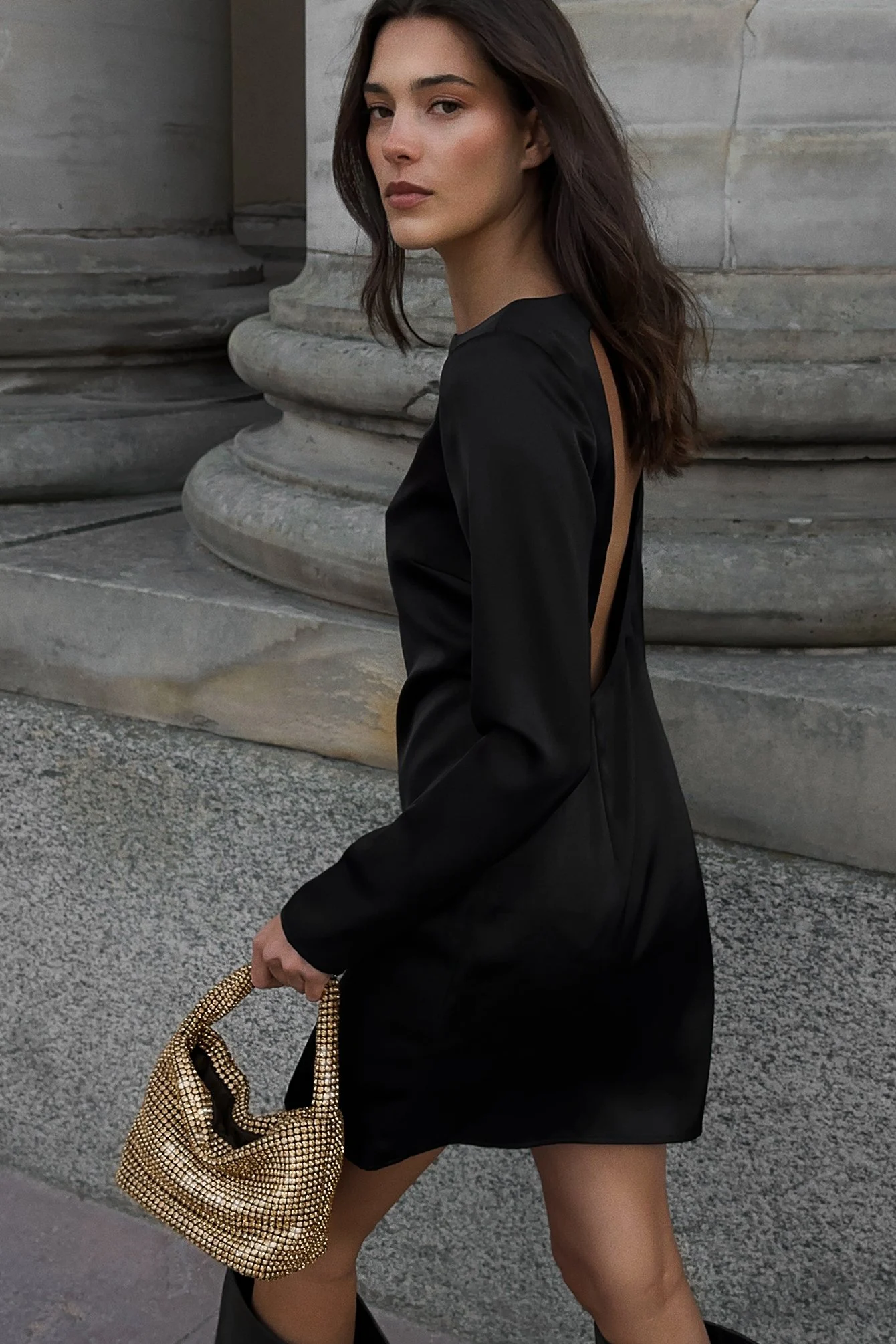 Asymmetrisches Minikleid mit offenem Rücken