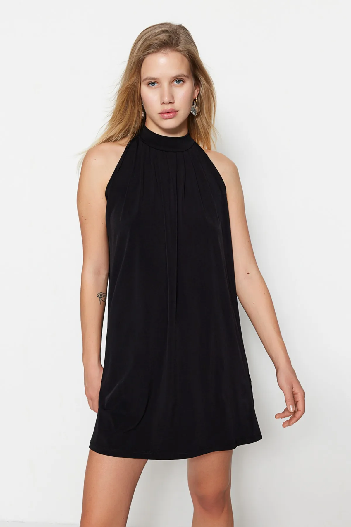 Trendyol Collection  Schwarzes Mini-Stretch-Strickkleid mit Neckholder TWOSS23EL00754
