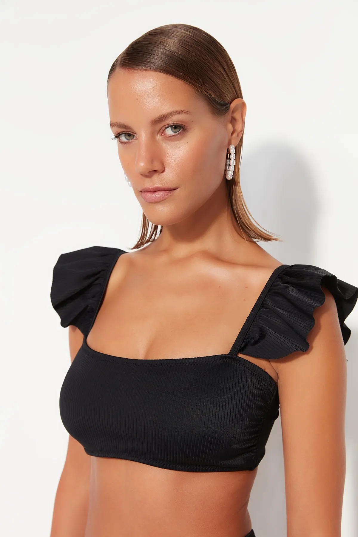 Trendyol Collection  Schwarzes Bralette-Bikinioberteil mit Rüschen und Struktur TBESS22BU0038