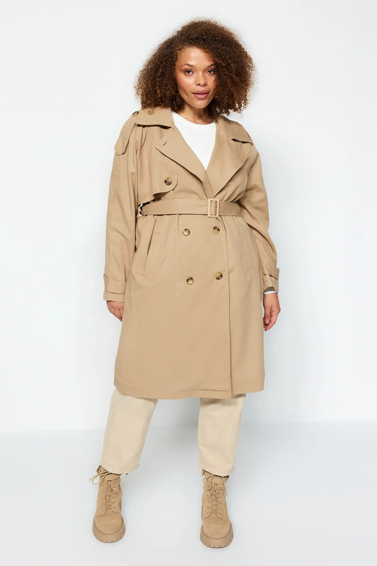 Trendyol Curve  Hellkhakifarbener Gabardine-Trenchcoat mit Gürtel TBBAW24BM00002