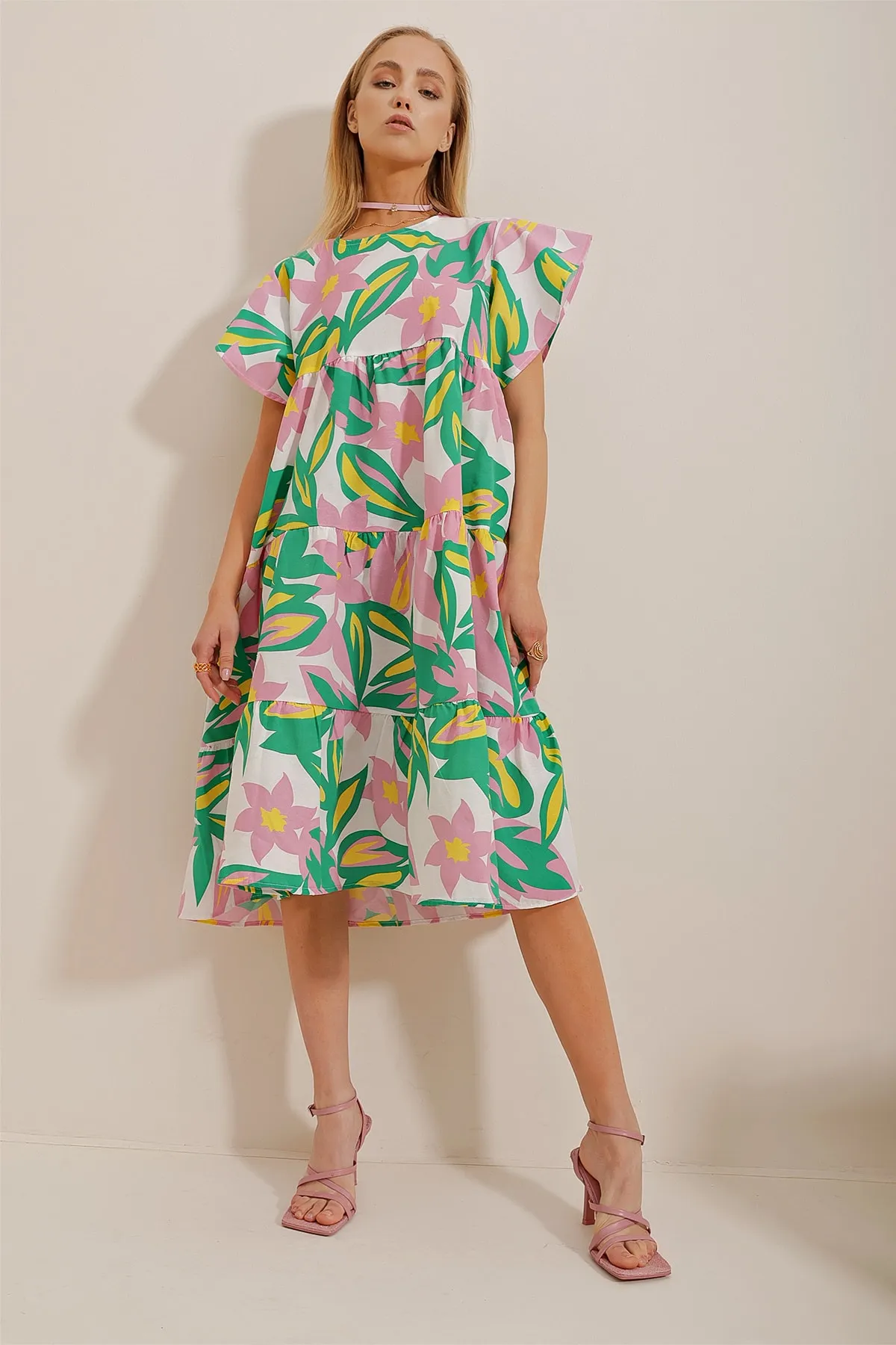 Trend Alaçatı Stili  Damen-Popelinekleid mit Rundhalsausschnitt, Volant und Blumenmuster in Rosa ALC-X10241