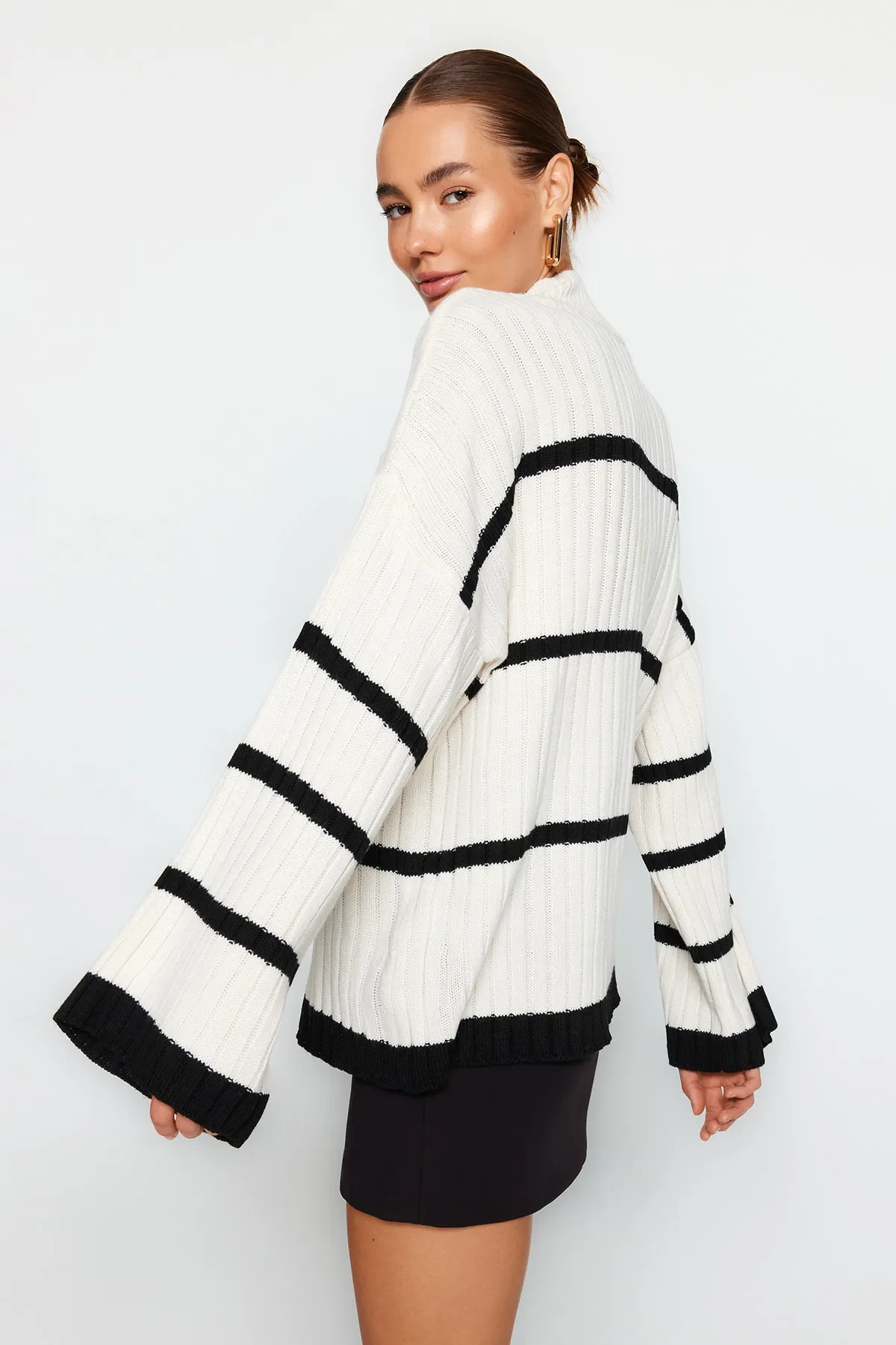 Trendyol Collection  Ecrufarbener Strickpullover mit weiter Passform TWOAW24KZ00557