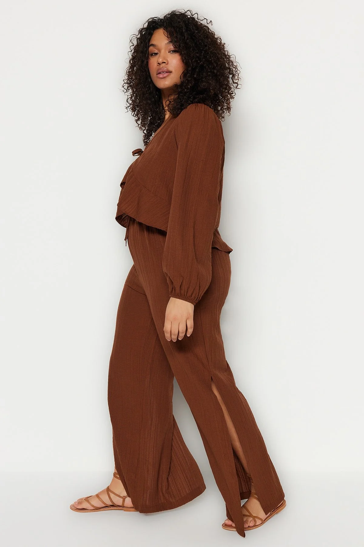 Trendyol Curve  Braune gewebte Strandhose mit Schlitzdetail TBBSS23AR00012