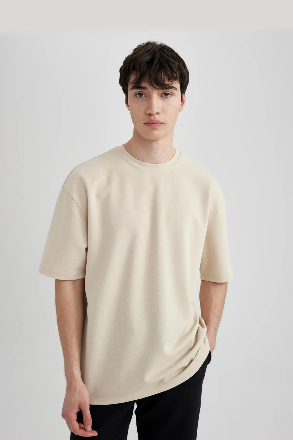 DeFacto  Kurzärmliges T-Shirt aus schwerem Stoff mit Rundhalsausschnitt und Oversize-Passform X3926AZ24SP
