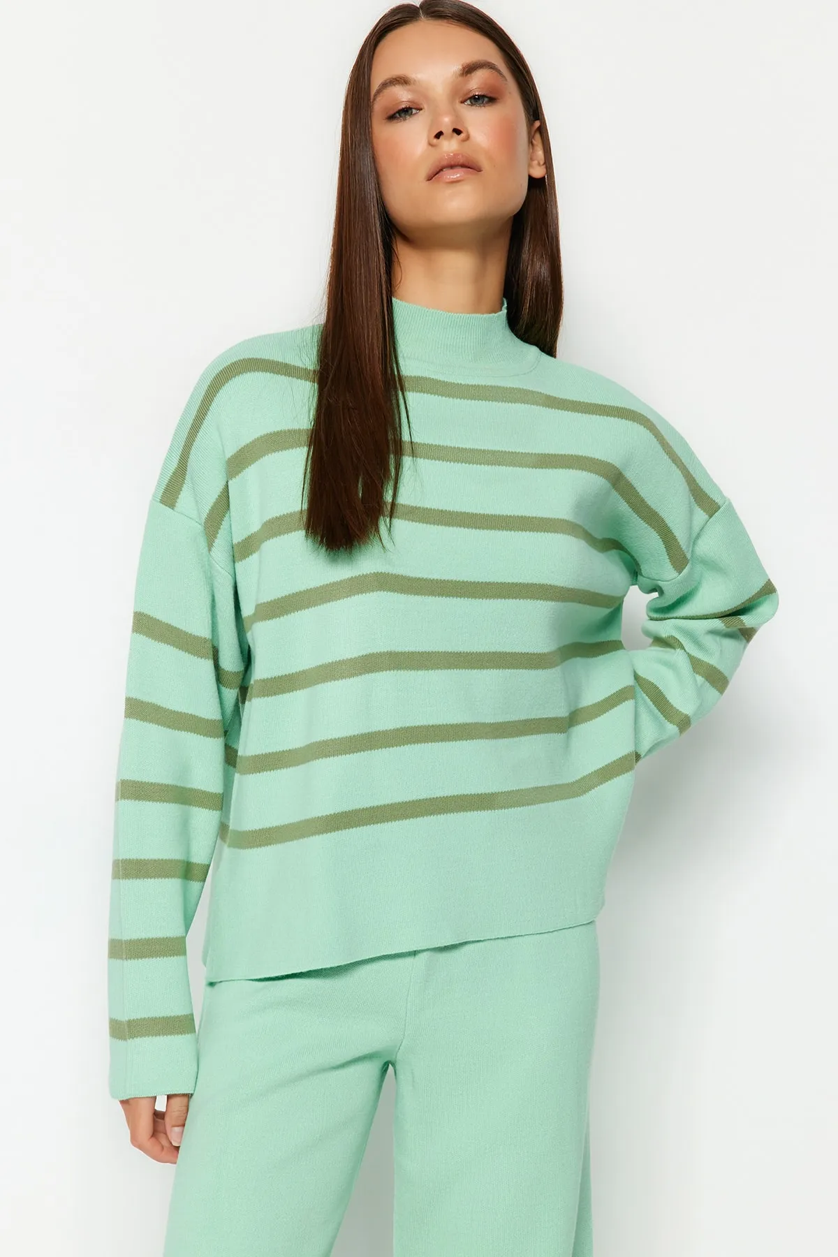Trendyol Collection  Gestreiftes Strickoberteil- und Unterteil-Set mit grüner Hose TWOAW24AU00045