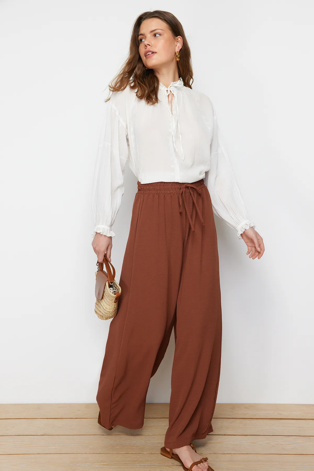 Trendyol Modest  Braune gewebte Hose mit weitem Bein TCTSS22PL0240