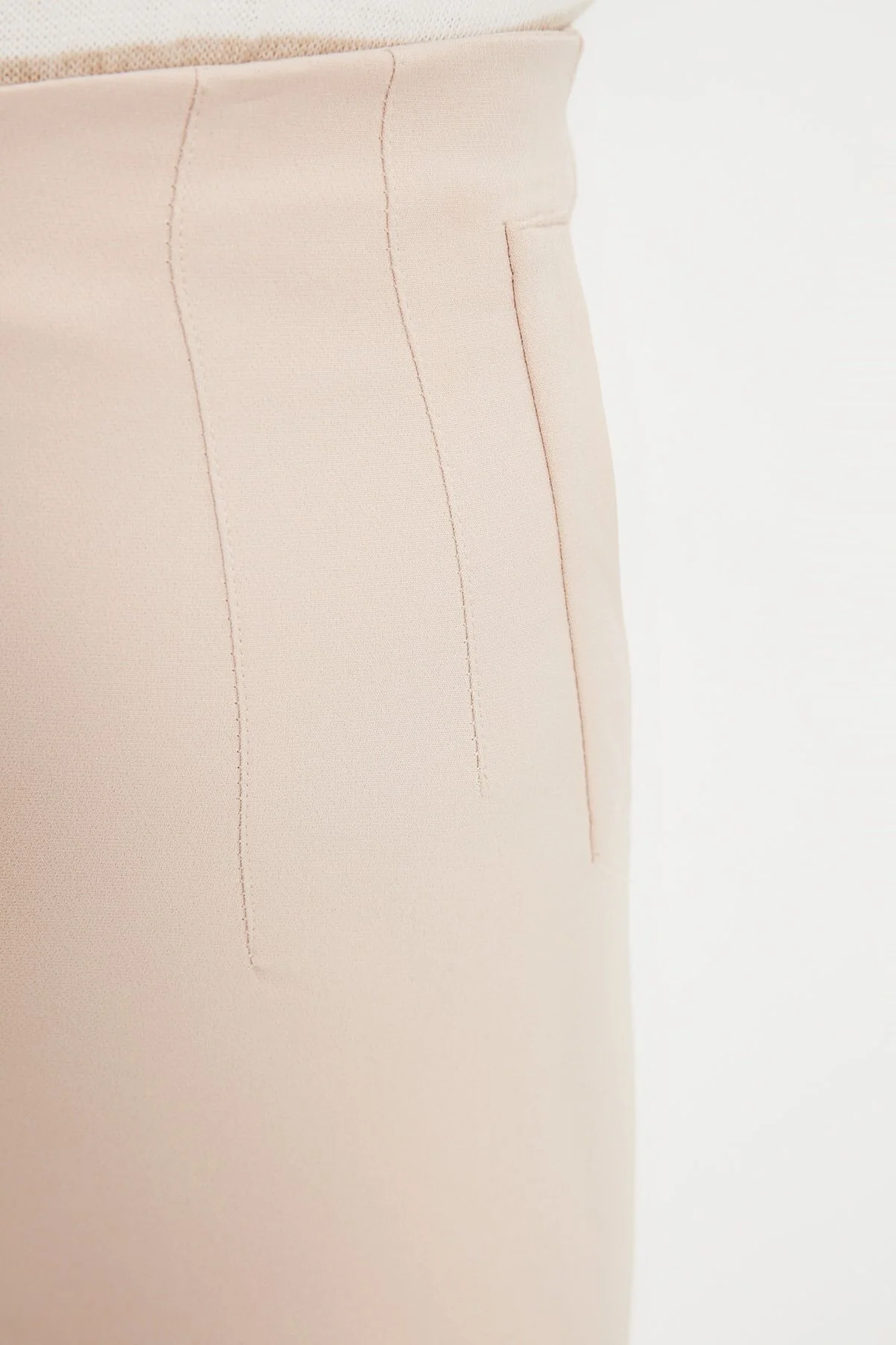 Trendyol Collection  Beigefarbene, zigarettengemusterte, knöchellange Webhose mit hoher Taille und Abnähern TWOSS20PL0515