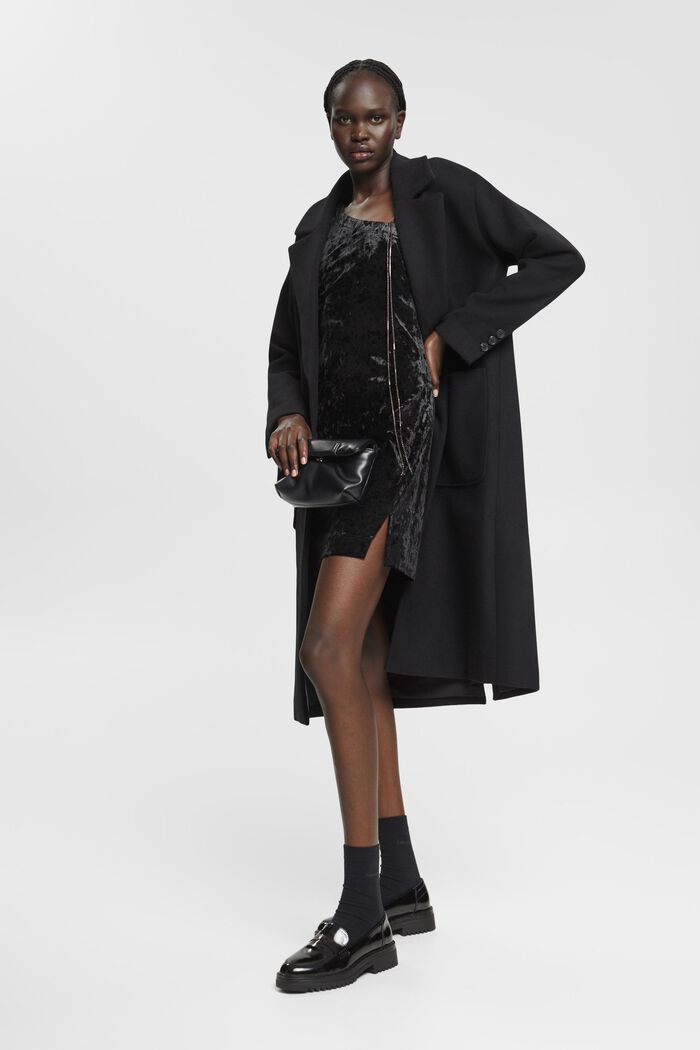 Samtkleid im One-Shoulder-Design mit Kettenträger
