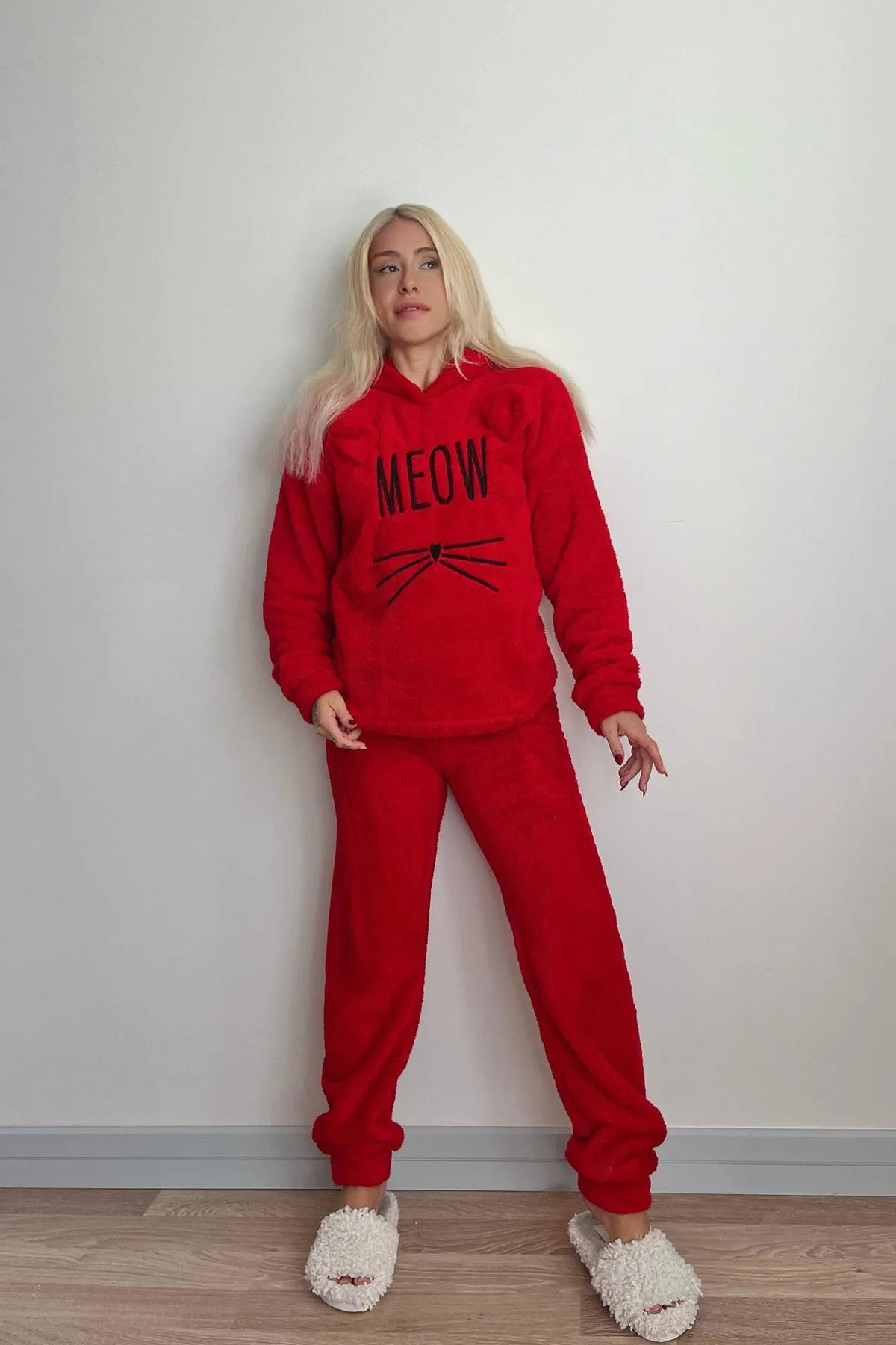 Pijamaevi  Rotes Meow-gemustertes Vollplüsch-Pyjama-Set