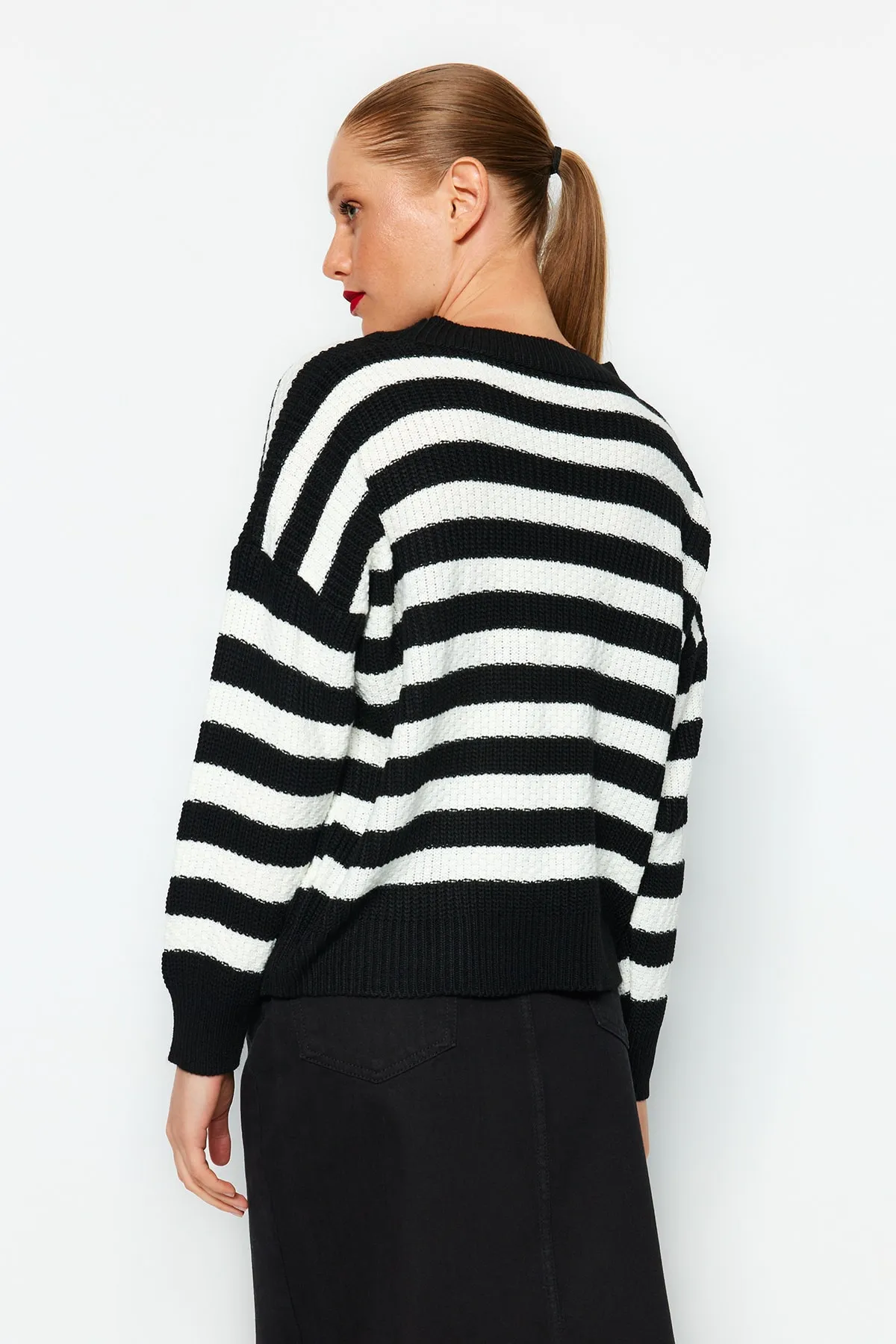Trendyol Collection  Schwarzer Strickpullover mit weiter Passform TWOAW23KZ00516