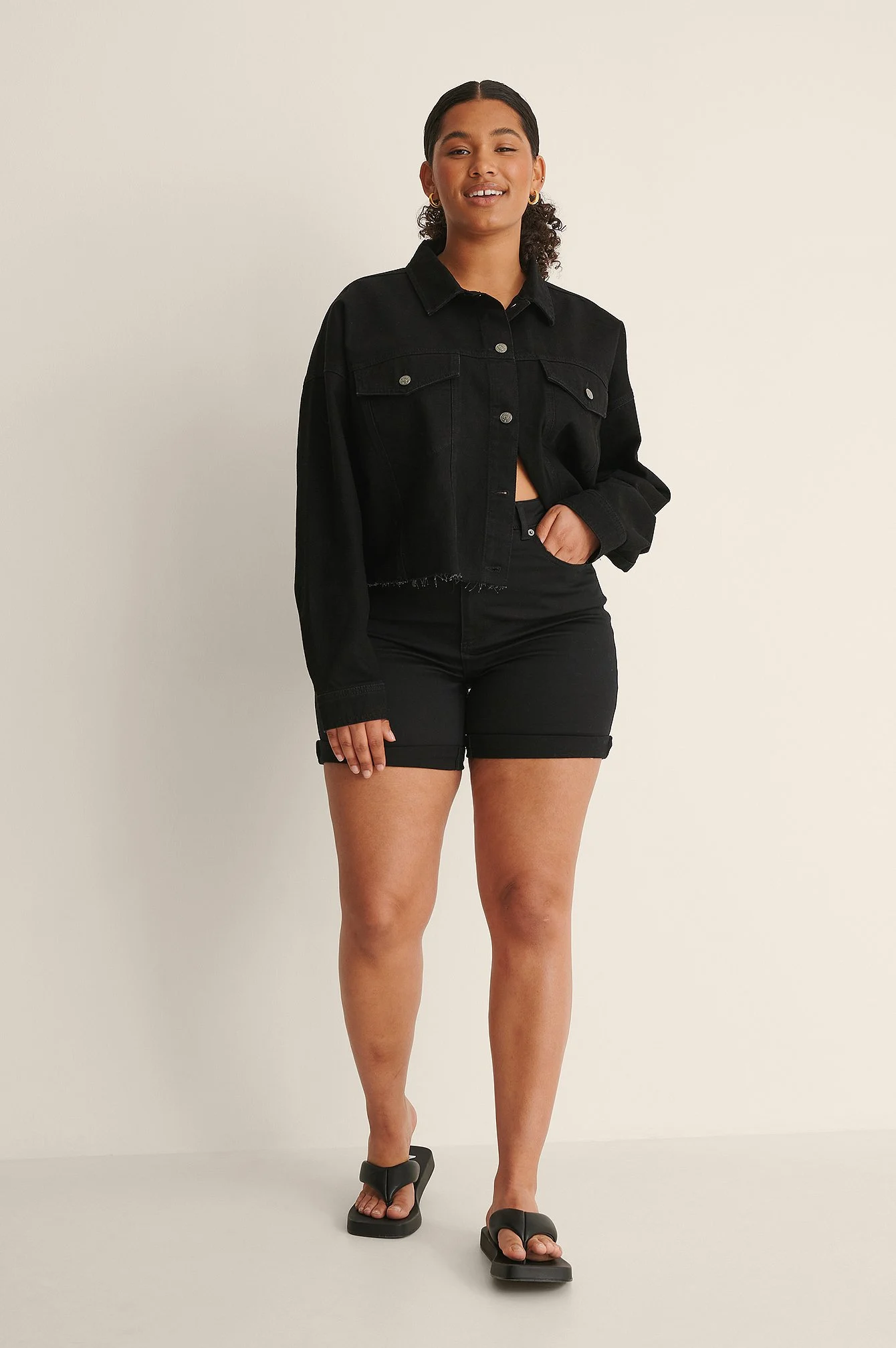 Kurze Oversize Jeansjacke mit grobem Saum