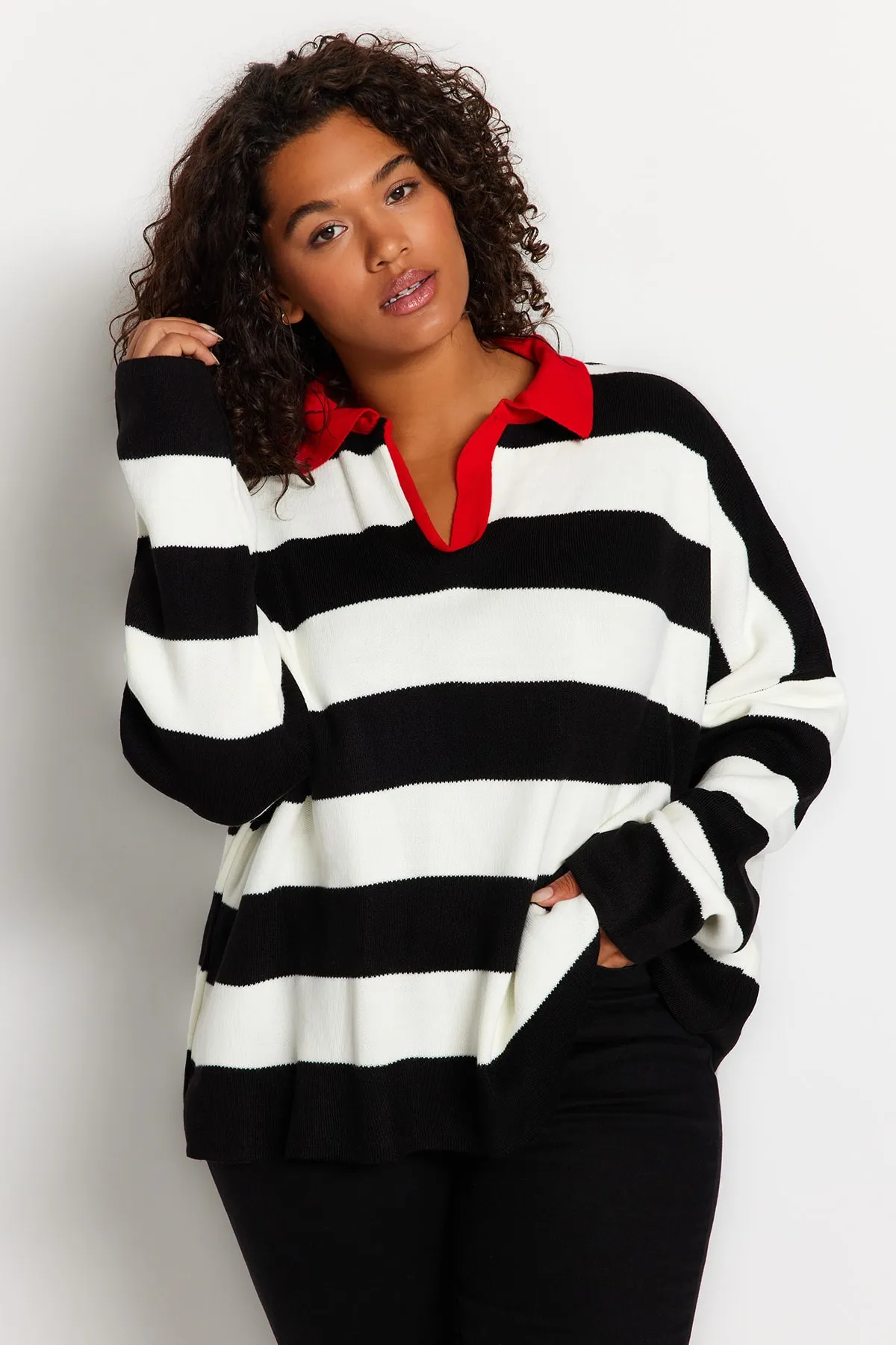 Trendyol Curve  Roter gestreifter Strickpullover mit Rollkragen TBBAW23AN00045