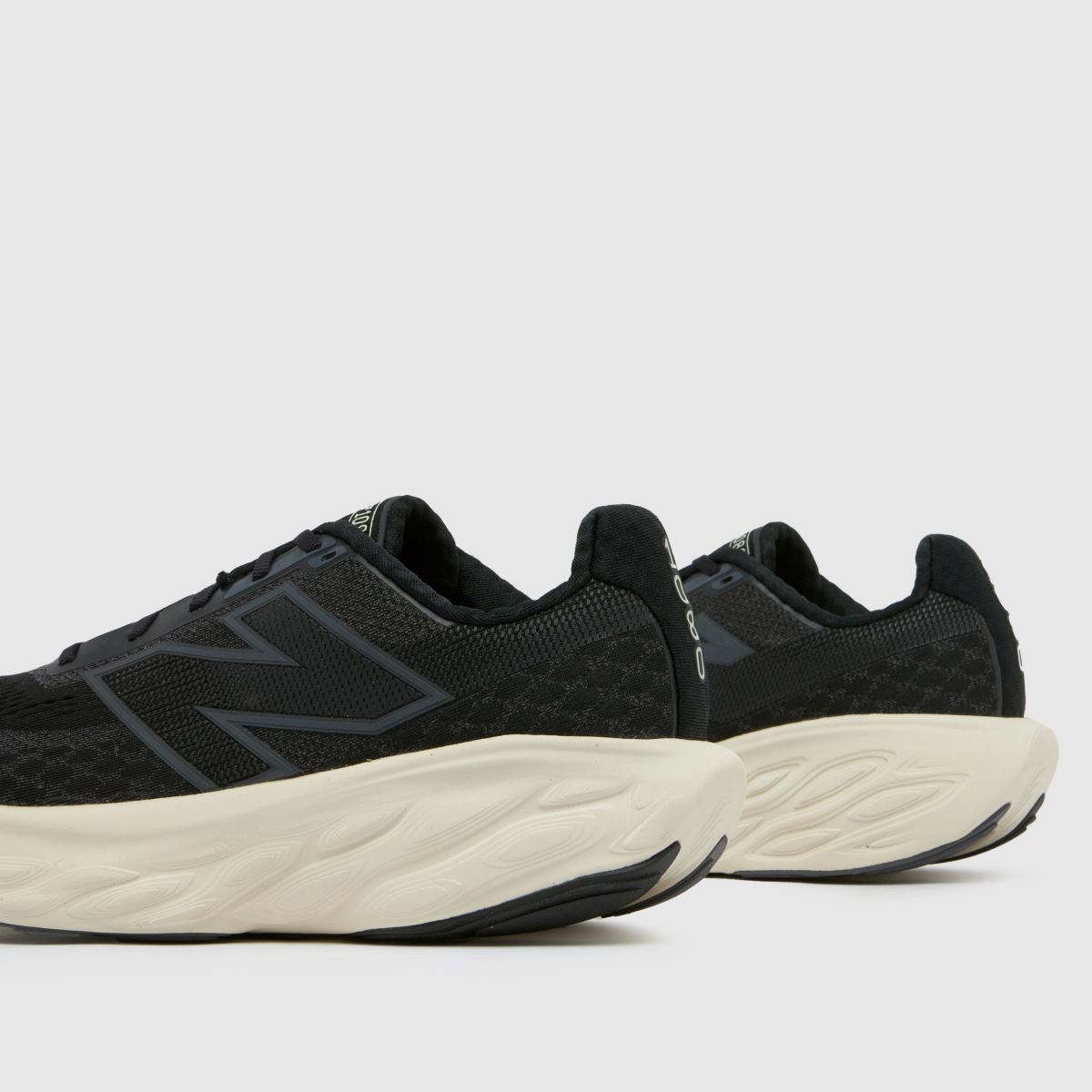 New Balance – Fresh Foam x 1080 v14 – Svarta och vita träningsskor