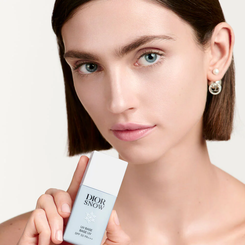 Base Dior Snow UV anti-imperfecciones e iluminadora: tratamientos protectores, base de maquillaje iluminadora, protector solar facial de alta protección.