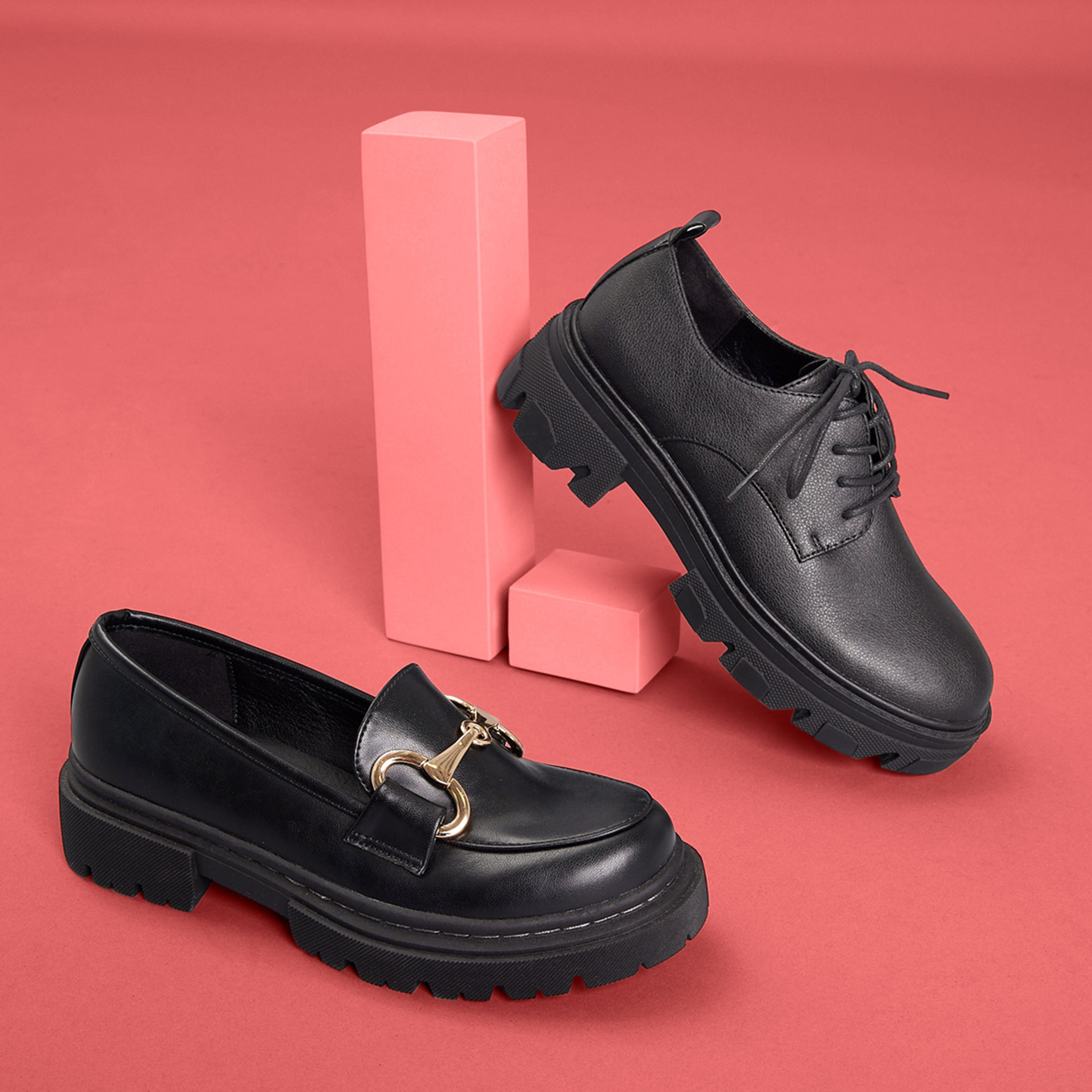 Mocassins crantés détail chaîne Liberto noir femme | La Halle