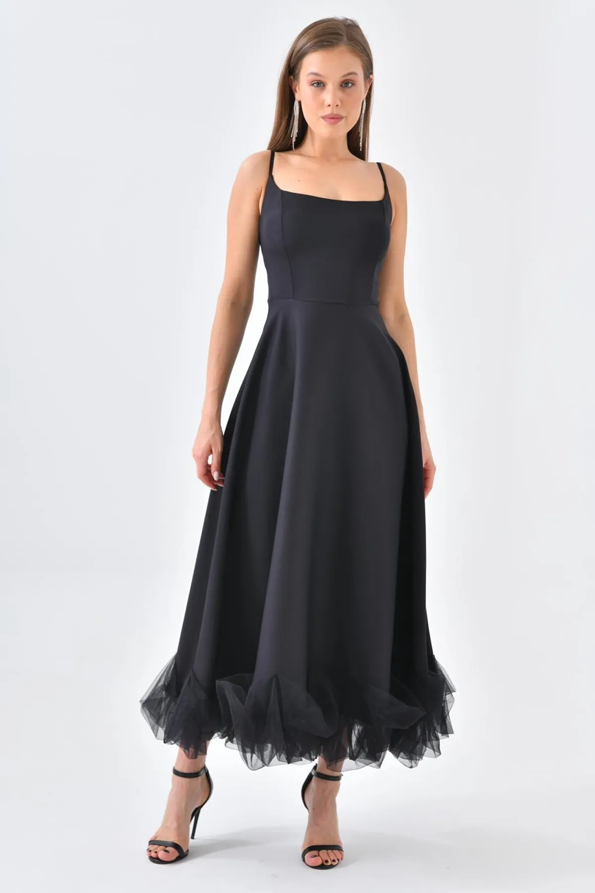 lovebox  Schwarzes Abendkleid in Midilänge mit schmalen Trägern, ausgestelltem Rock aus Baumwollatlasgewebe und Tülldetail 9326