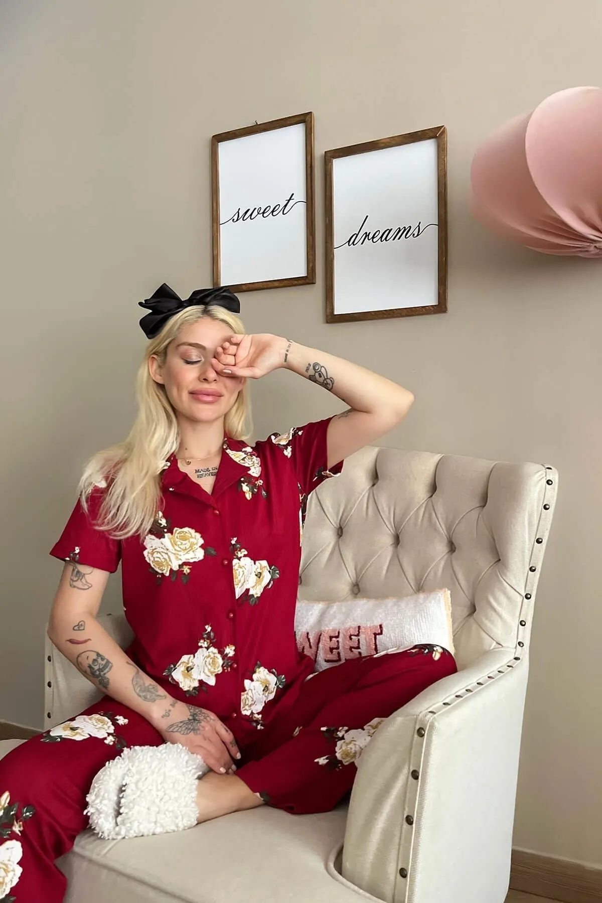 Pijamaevi  Burgunderfarbener Damen-Pyjama mit Blumenmuster, gestrickt, vorne geknöpft, kurzärmlig