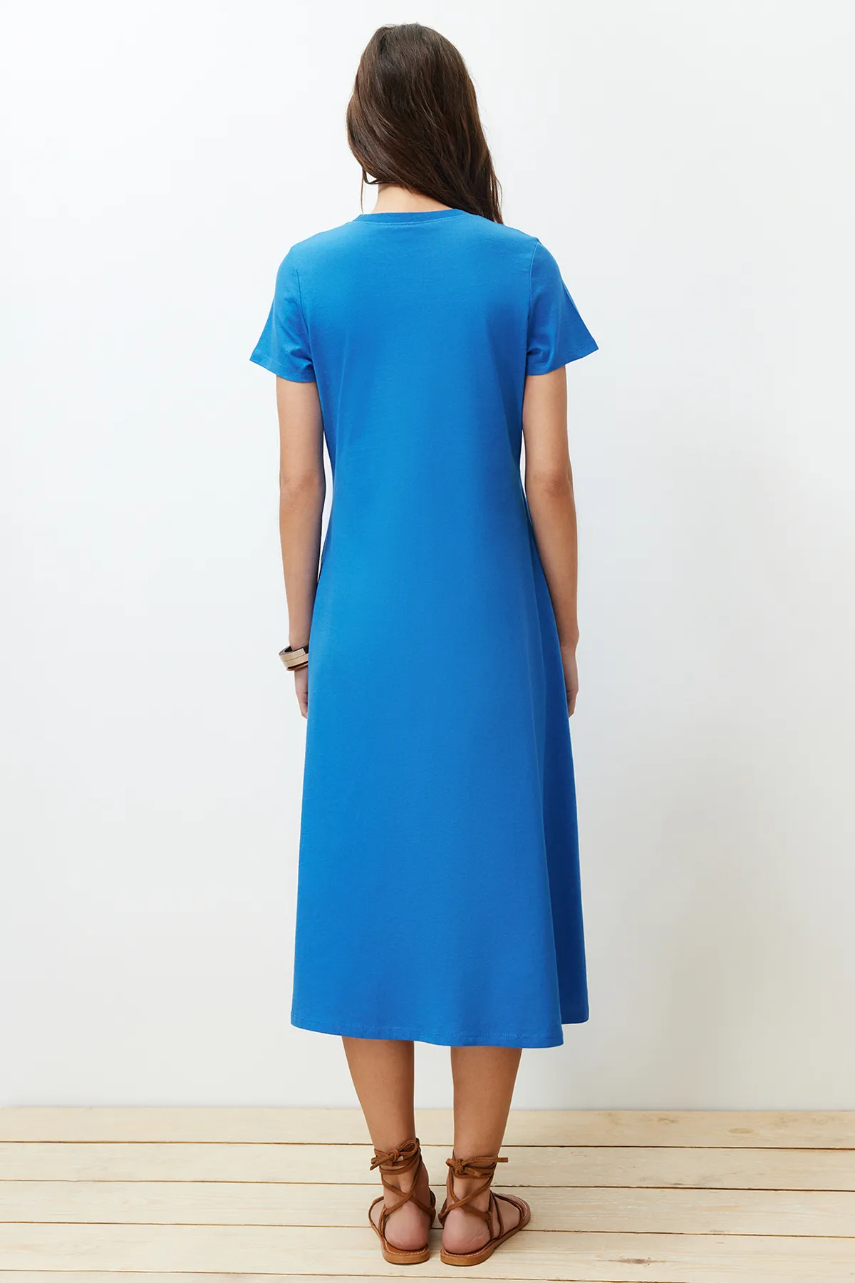 Trendyol Collection  Saks Premium Strick-Midikleid in A-Linie mit Rundhalsausschnitt und Taschen TWOSS24EL00169
