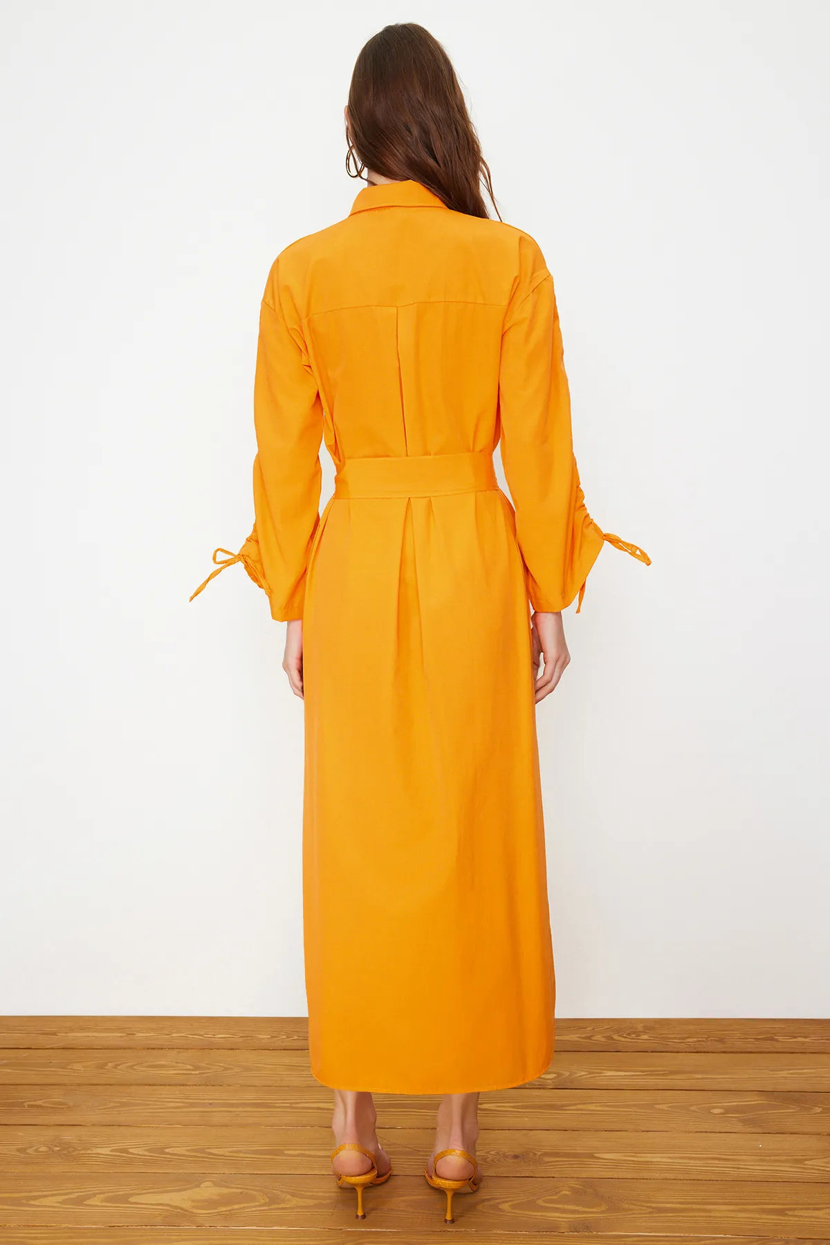 Trendyol Modest  Orangefarbenes Hemdkleid aus gewebter Baumwolle mit Gürtel und verstellbaren Ärmeln TCTSS23EB00365