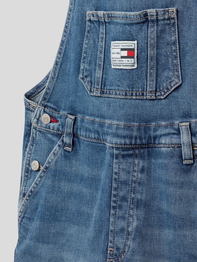 Latzhose mit Label-Patch in jeans
