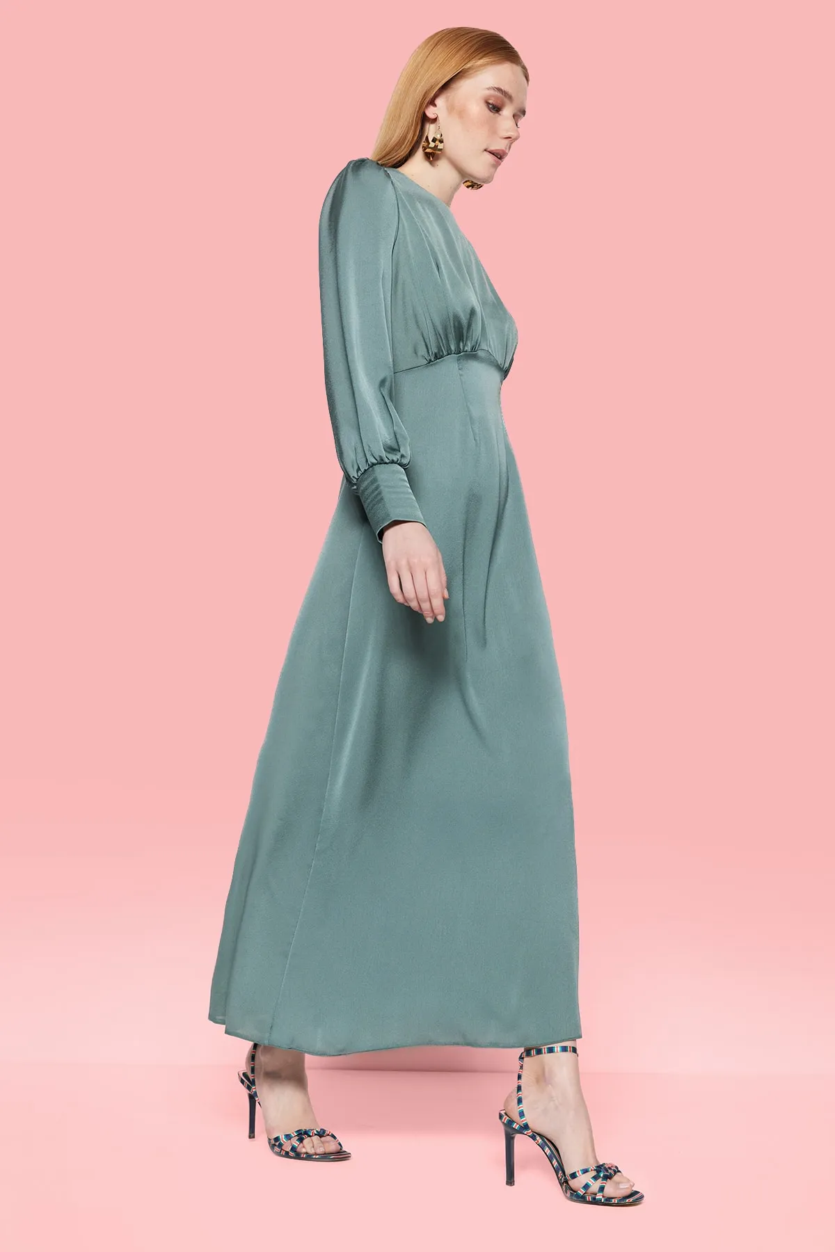 Trendyol Modest  Wassergrünes Satin-Abendkleid mit Manschetten und Knöpfen an der Schulter