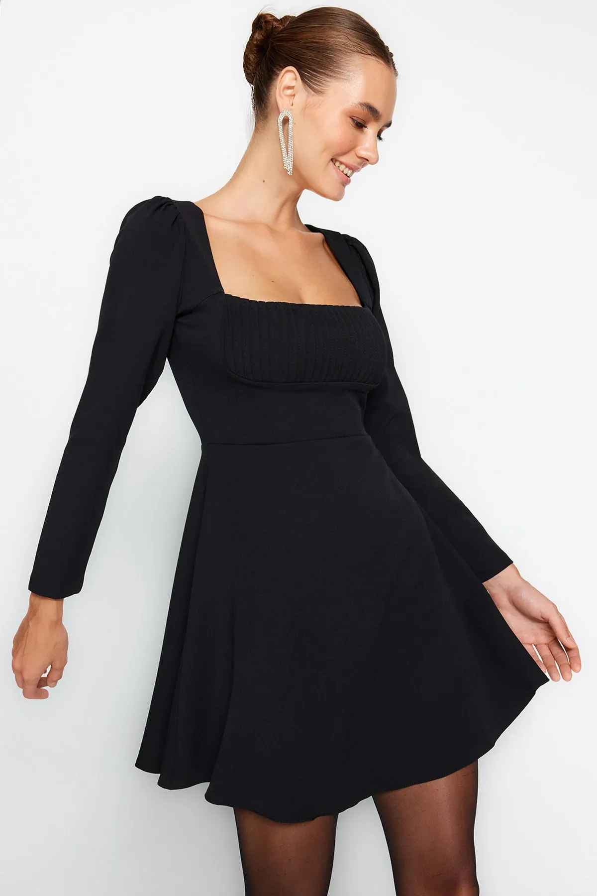 Trendyol Collection  Schwarzes elegantes Abendkleid mit offener Taille/Skater-Rippmuster TPRAW24EL00124