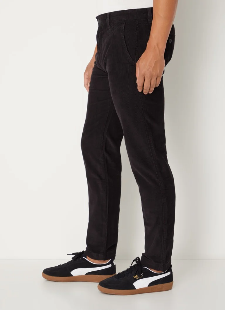 Pantaloni chino din catifea reiată de la Levi's, mulați, cu buzunare laterale.