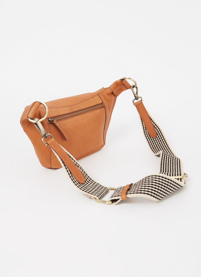 O My Bag Drew este o geantă de mână din piele de dimensiuni medii, cu curea de umăr detașabilă.