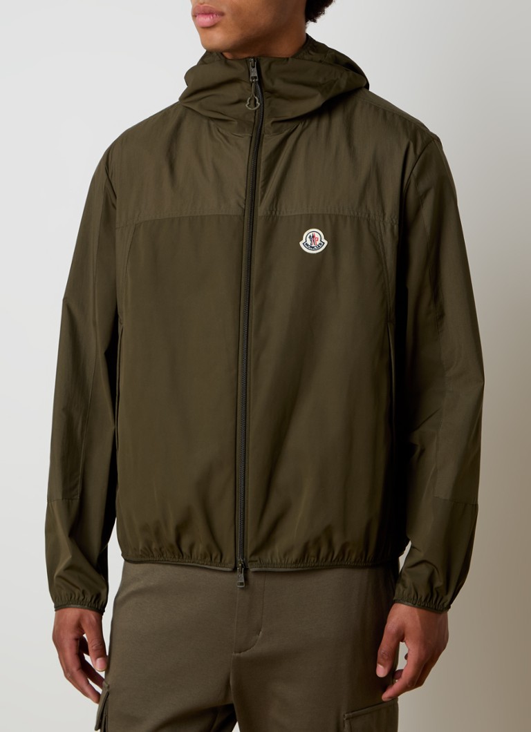 Jachetă Moncler Kona, rezistentă la vânt, cu logo și glugă.