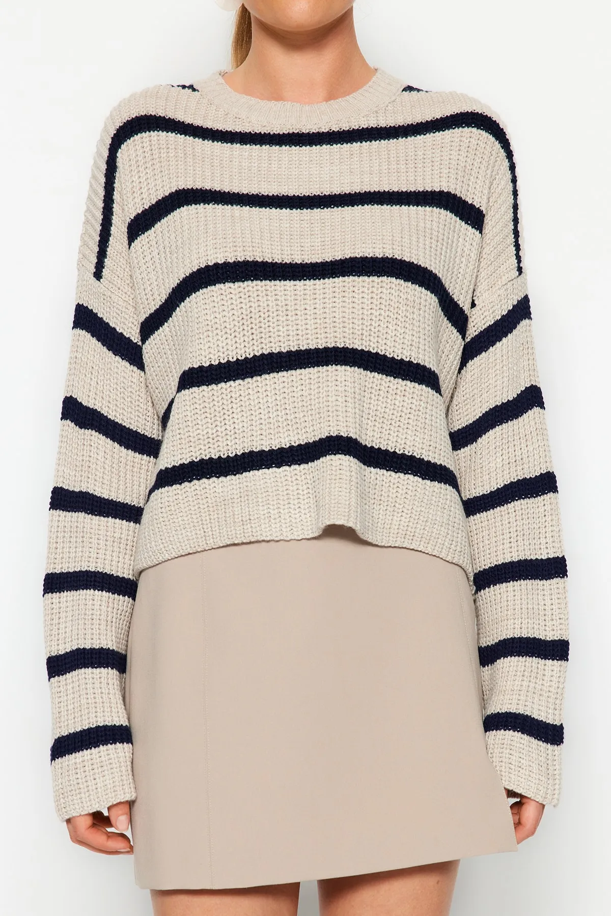 Trendyol Collection  Beiger kurzer Basic-Strickpullover mit Streifen TWOAW23KZ00390