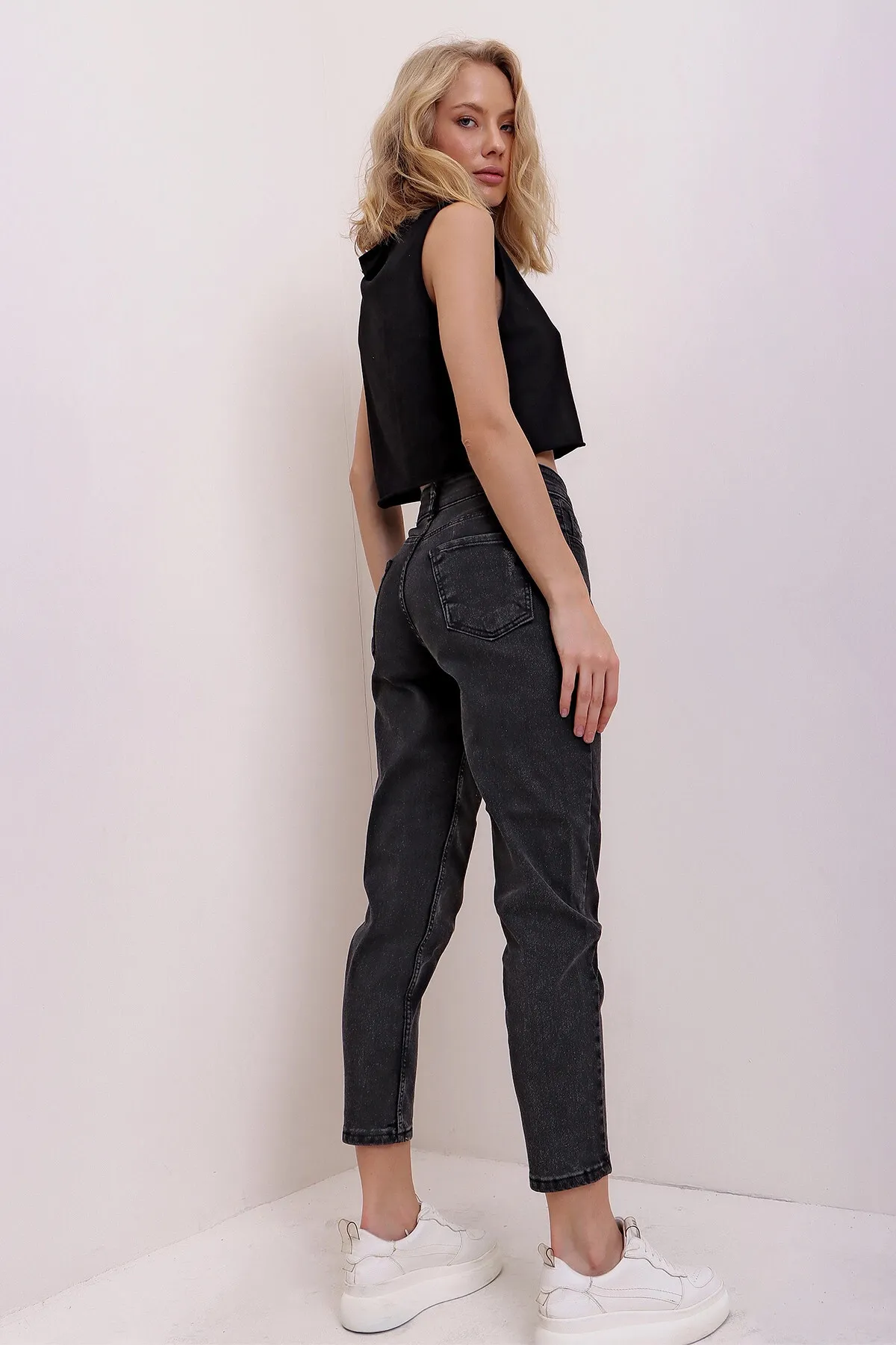 Trend Alaçatı Stili  Mom-Jeanshose aus Lycra mit hoher Taille, zerrissen und detailliert, Df00011