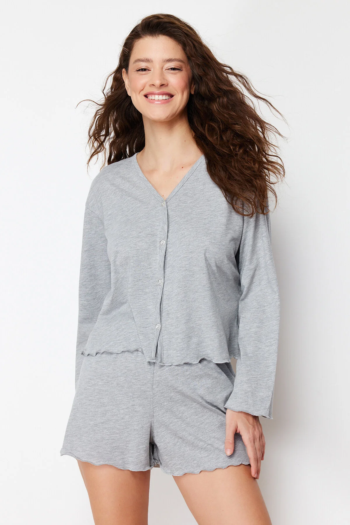 Trendyol Collection  Grau meliertes Strick-Pyjama-Set aus 100 % Baumwolle mit T-Shirt und Shorts THMSS24PT00107