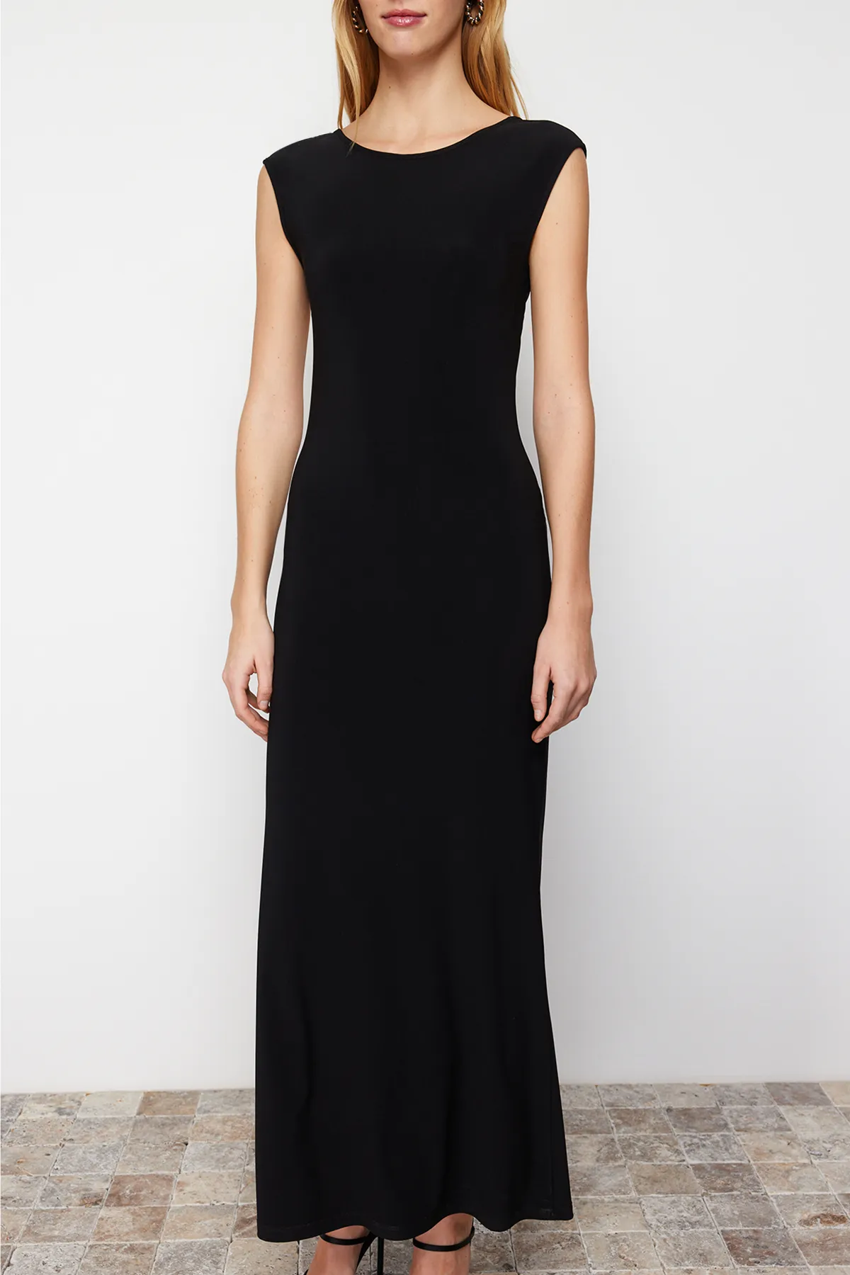 Trendyol Collection  Schwarzes rückenfreies, tailliertes/tailliertes Maxi-Bleistiftkleid aus flexiblem Strick TWOSS24EL00090