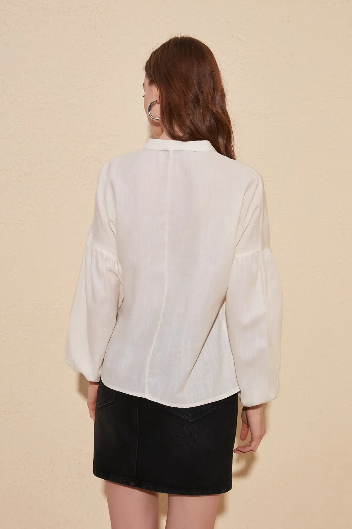 Trendyol Collection  Weiße, bestickte, gewebte Bluse mit Ballonärmeln TWOSS20BZ0284