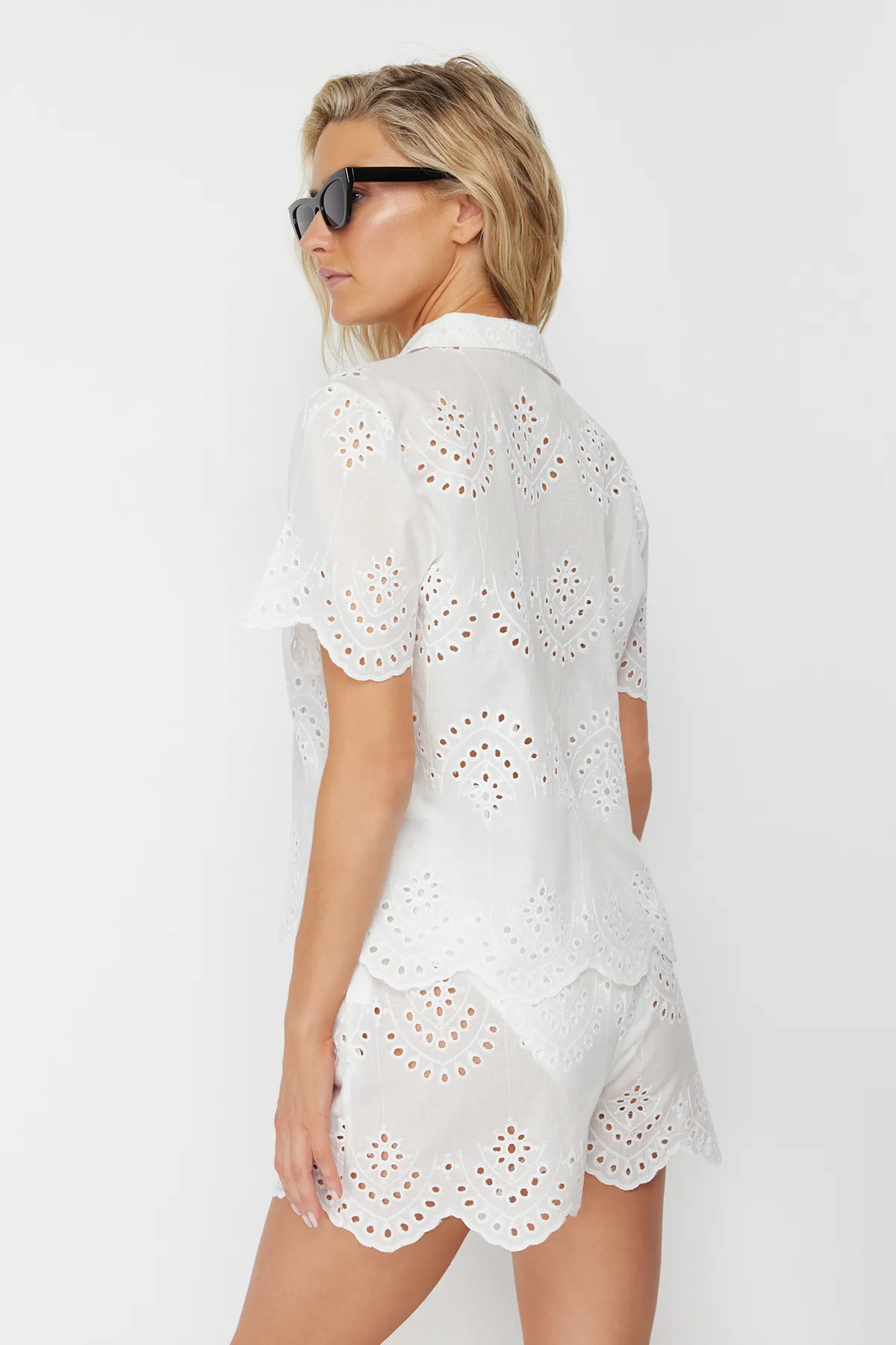 Trendyol Collection  Weißes Hemd-Shorts-Set aus 100 % Baumwolle mit gewebter Stickerei TBESS24AU00008