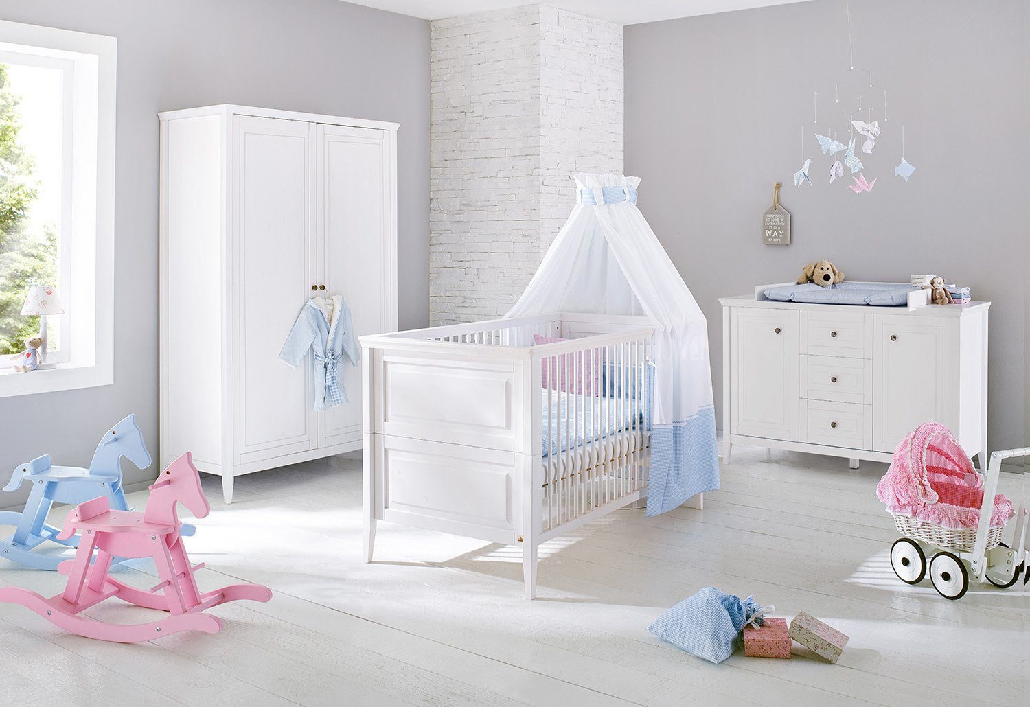 Pinolino® Babyzimmer-Komplettset Smilla, extrabreit, (Set, 3-St., Kinderbett, Wickelkommode), mit Kinderbett, 2-trg. Schrank und extrabreiter Wickelkommode