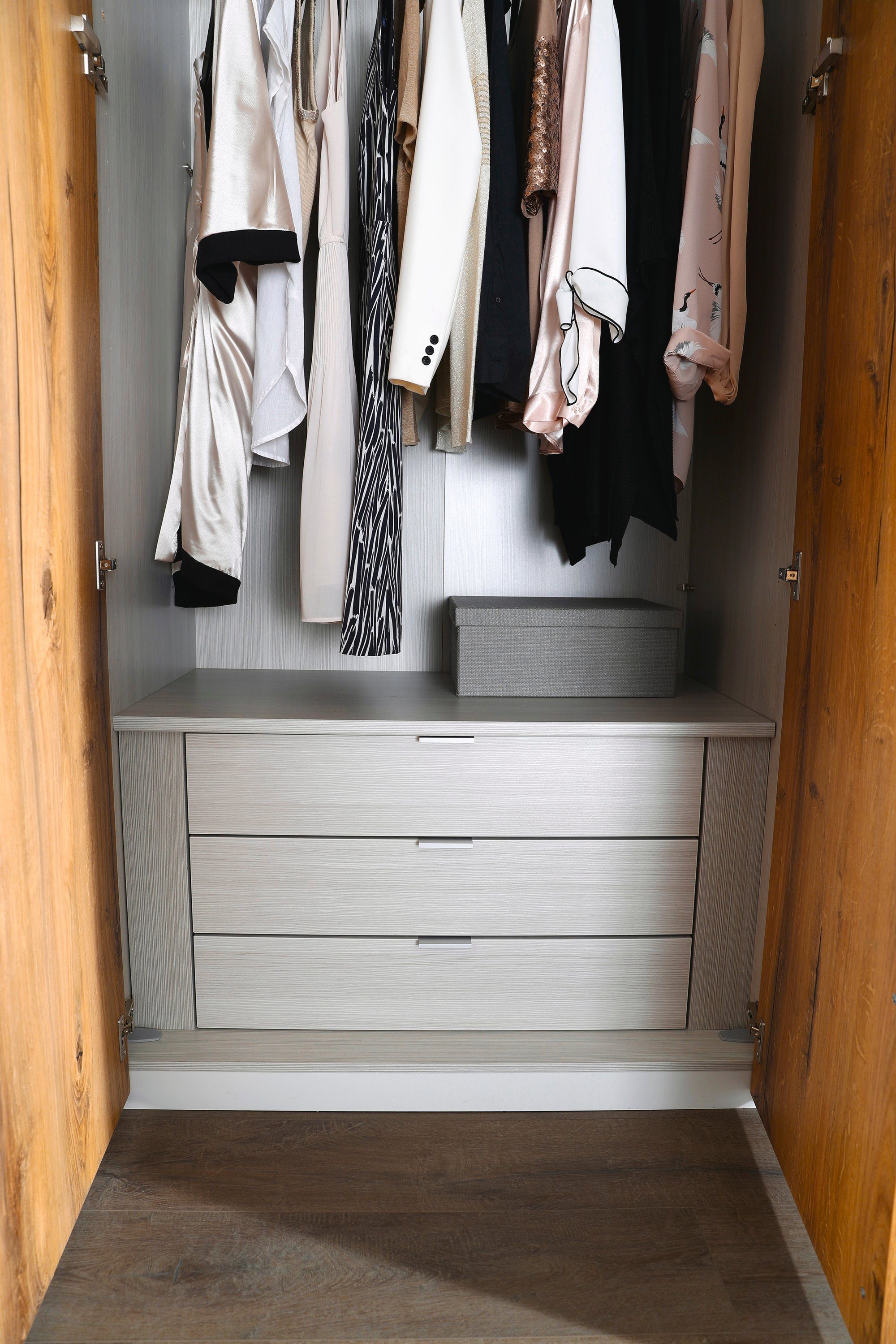 rauch Schlafzimmer-Set Valetta, Schrank, Bett, 2 Nachttische und 2 Paneele, optional mit Beleuchtung