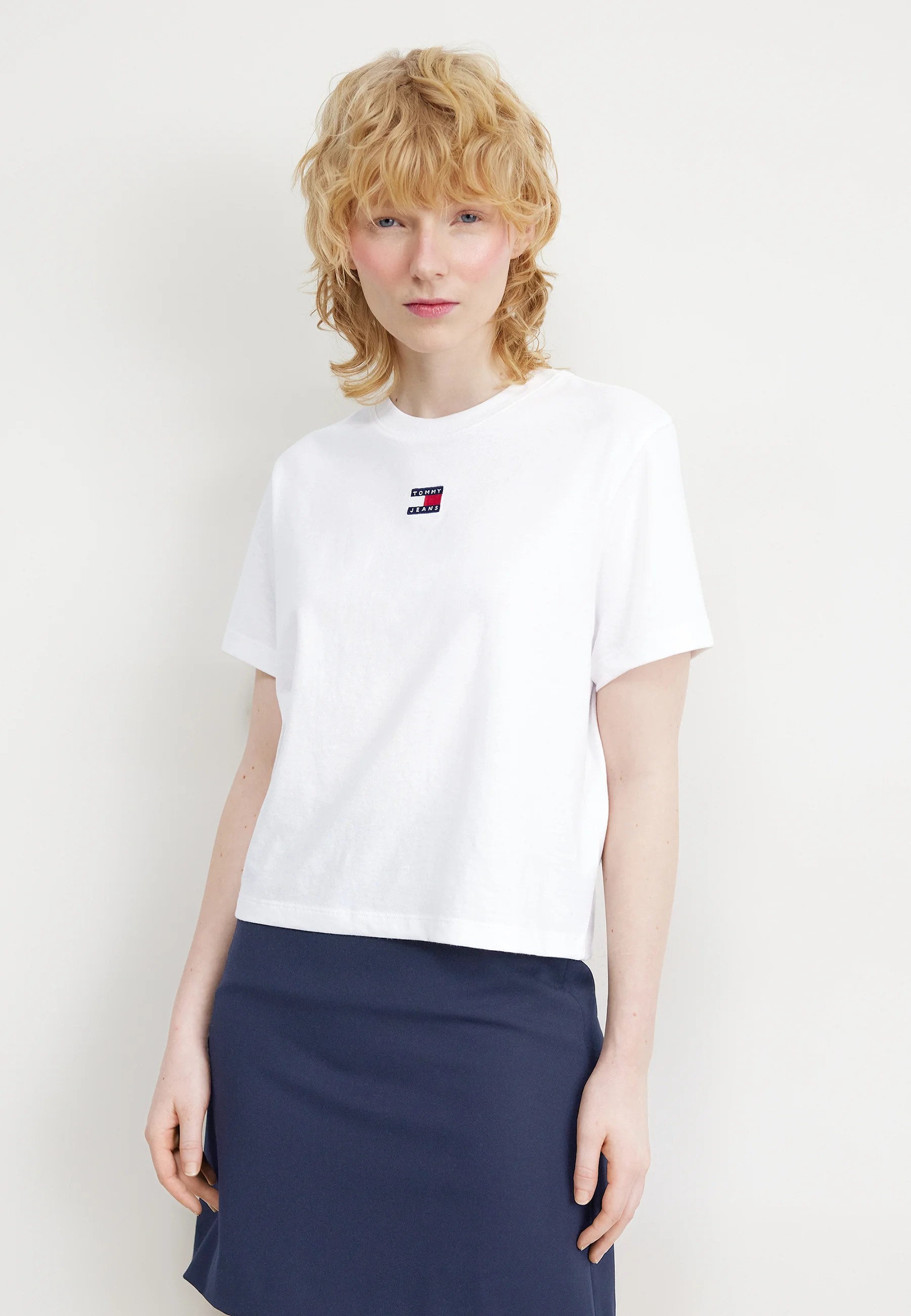 Tommy Jeans BADGE TEE - Camiseta básica
