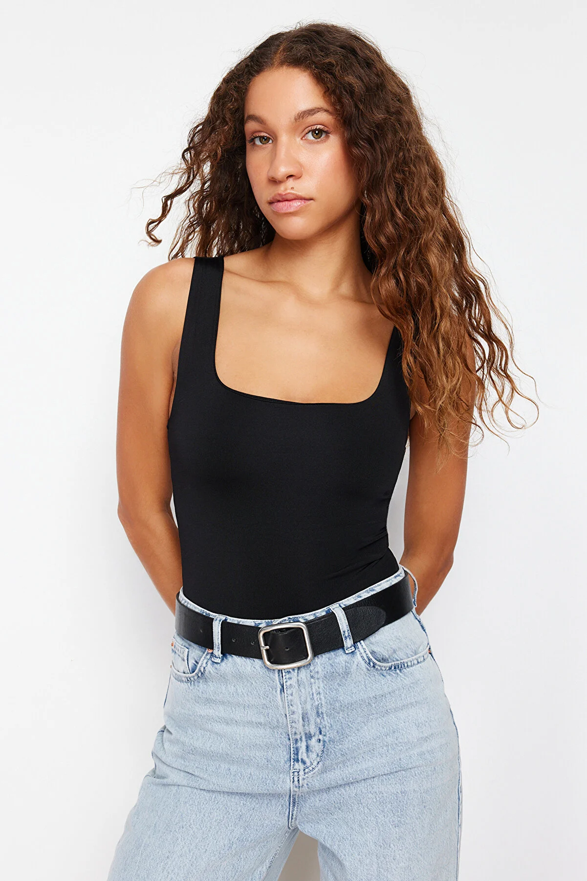 Trendyol Collection  Schwarzer, taillierter/körperanliegender Rücken, detaillierter, quadratischer Kragen, flexibler Strickbody mit Druckknöpfen TWOSS24BD00026