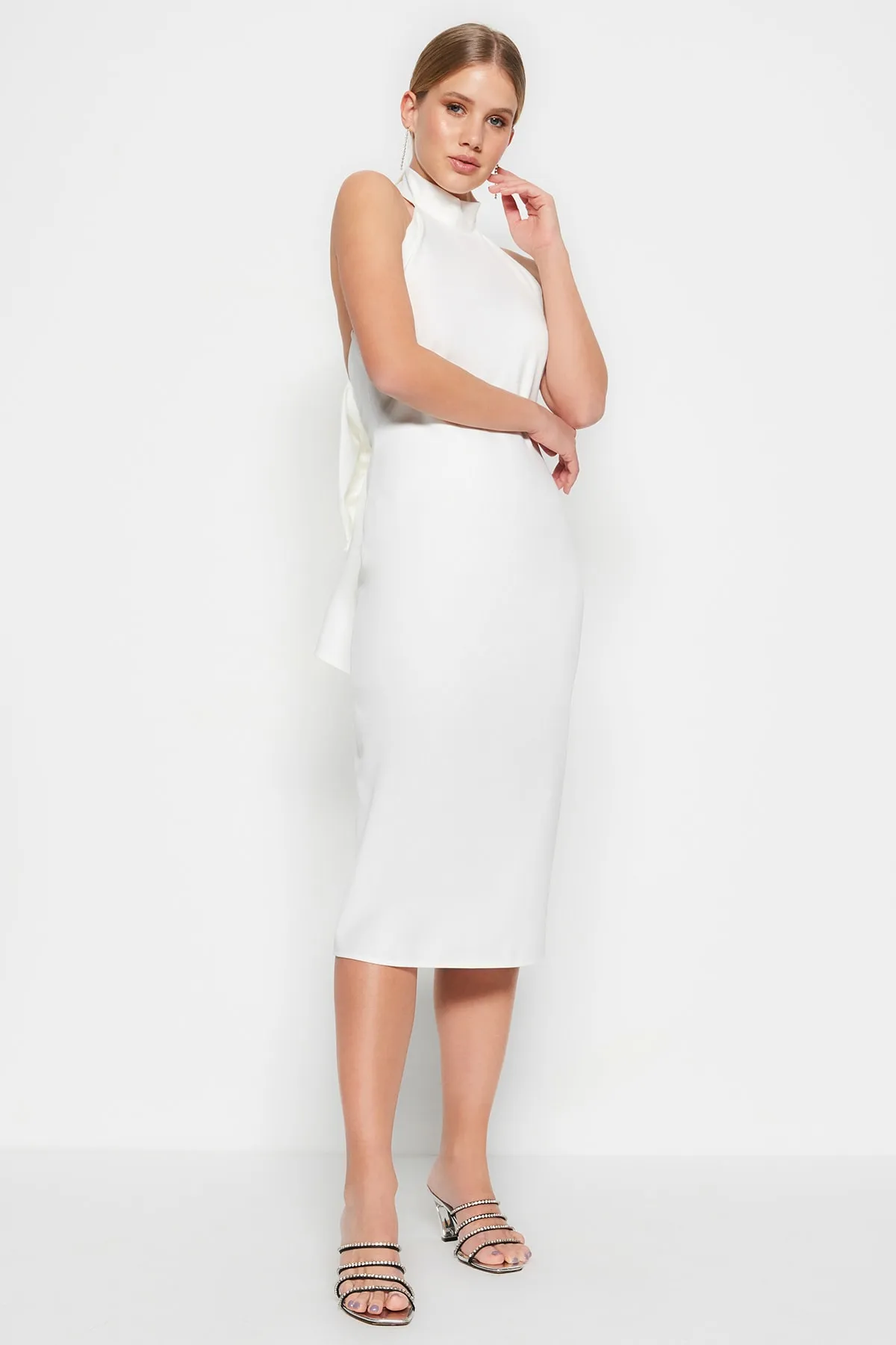 Trendyol Collection  Ecru Tailliertes, gefüttertes, gewebtes Hochzeits-/Hochzeits-Elegantes Abendkleid TPRSS23EL00457