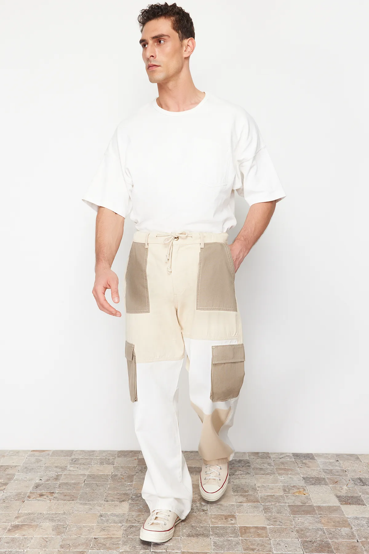 Trendyol Collection  Khakifarbene Cargohose mit lockerer Passform und Farbblock in limitierter Auflage TMNSS24PL00008