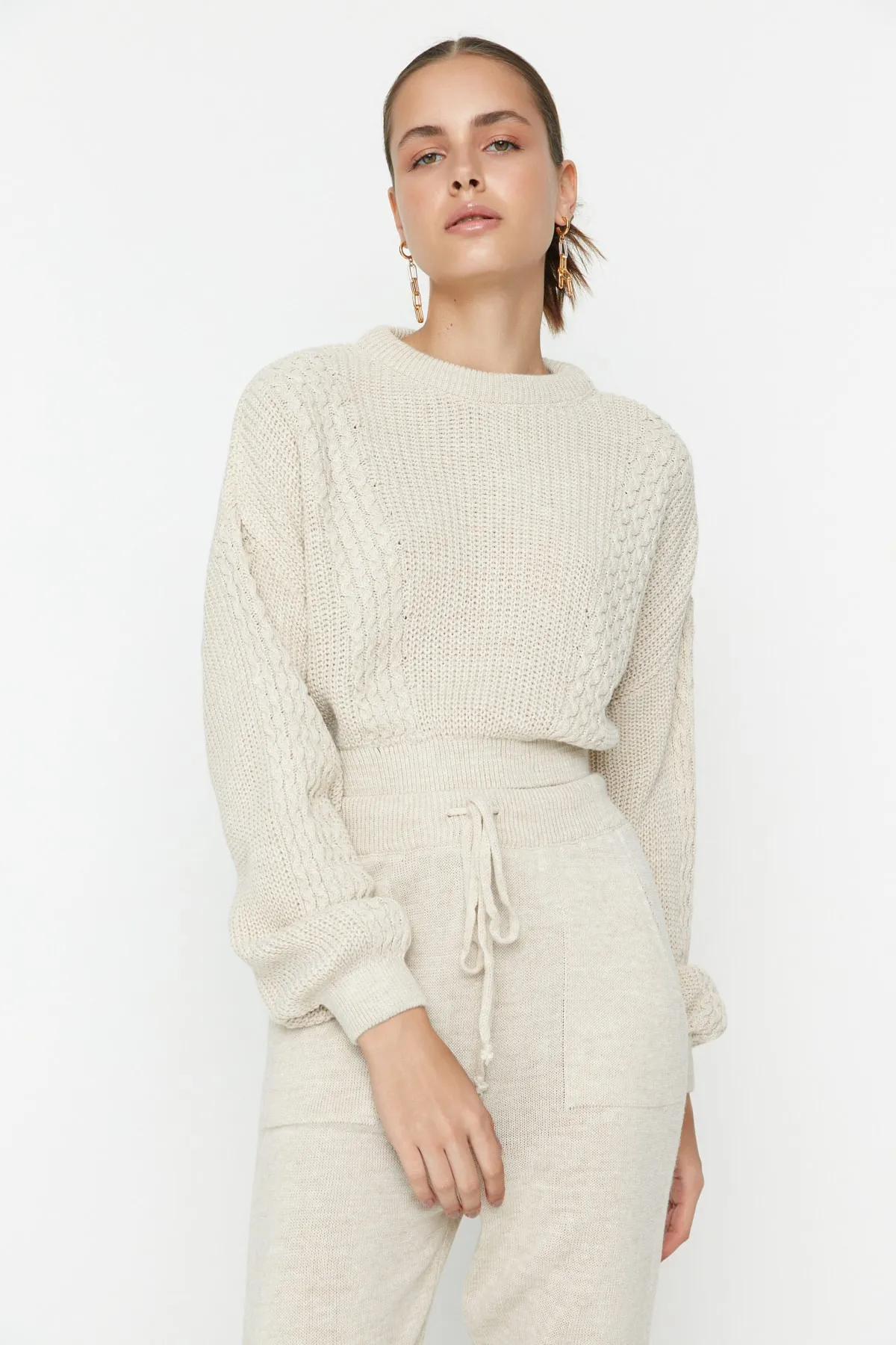 Trendyol Collection  Beiges, kurzes Strickoberteil und -unterteil im Set mit Rundhalsausschnitt TWOAW21AU0047