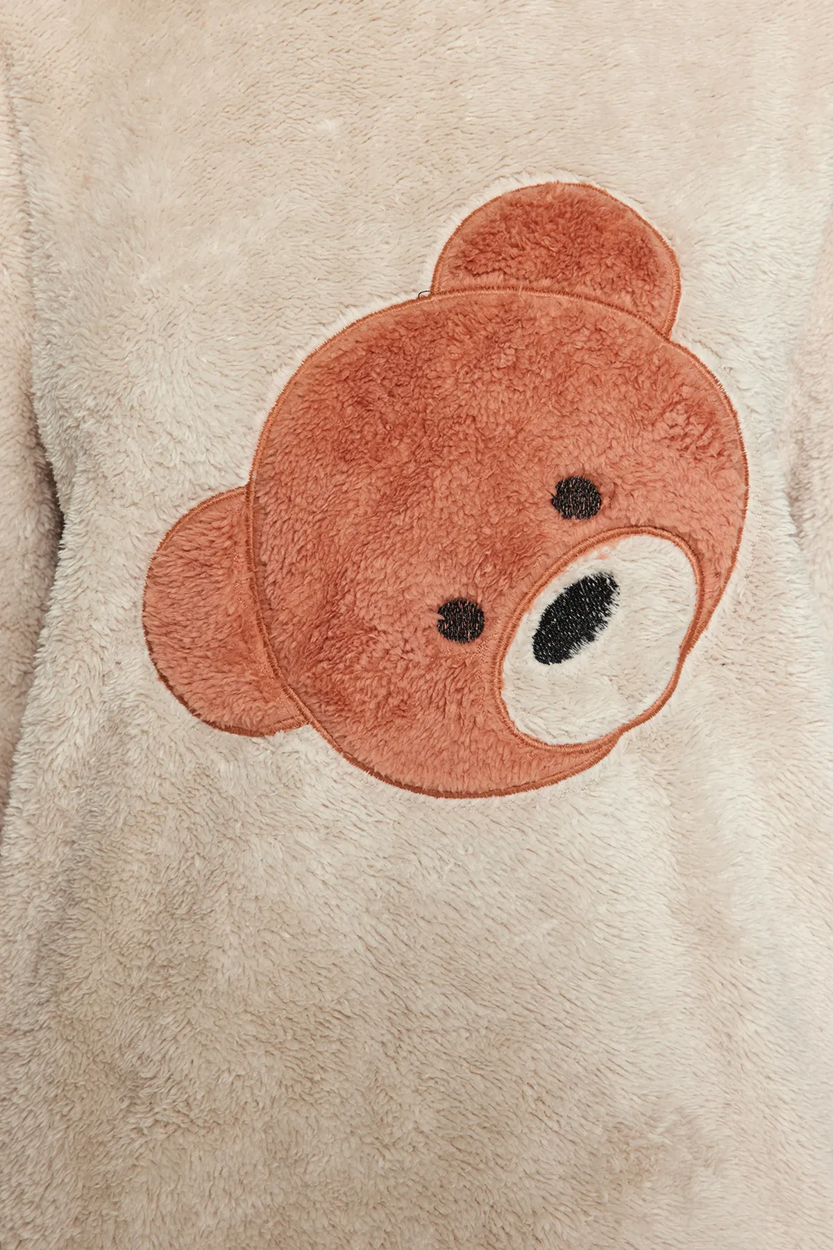Trendyol Collection  Ecrufarbenes Wellsoft-Pyjama-Set aus T-Shirt und Hose mit Teddybär-Motiv THMAW24PT00188