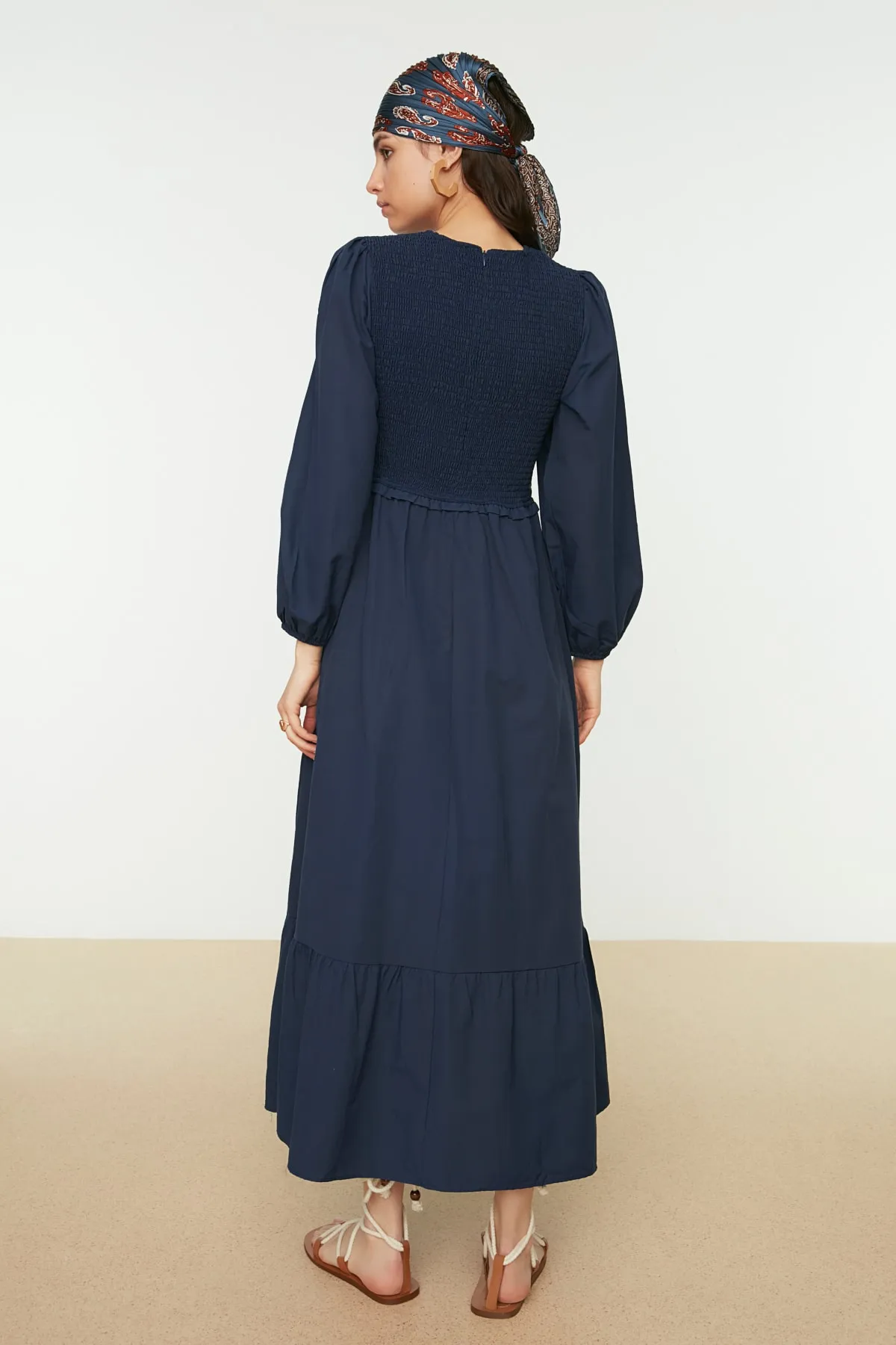 Trendyol Modest  Marineblaues, gewebtes Kleid mit Rundhalsausschnitt und Gipe-Detail TCTAW22EB0109