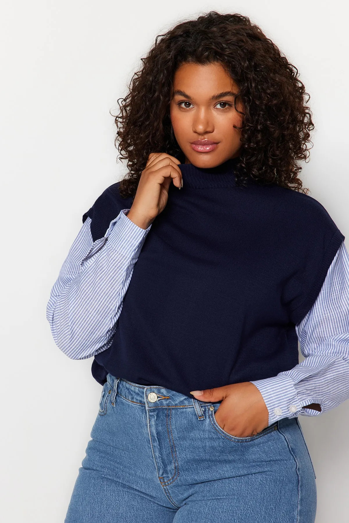 Trendyol Curve  Marineblauer Farbblock-Strickpullover TBBAW24AN00017