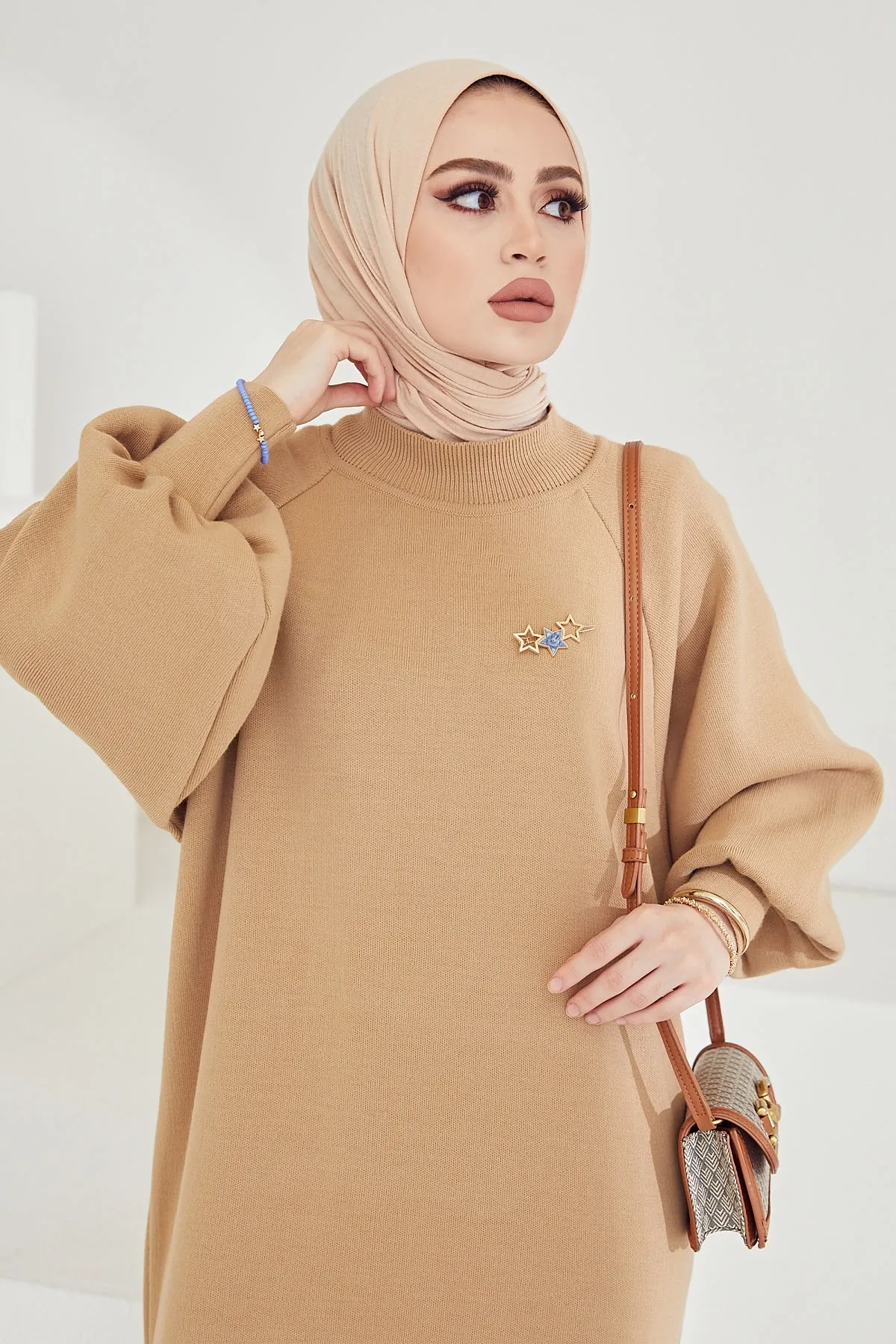 InStyle  Mina Strick-Hijab-Kleid mit Ballonärmeln – Kamel