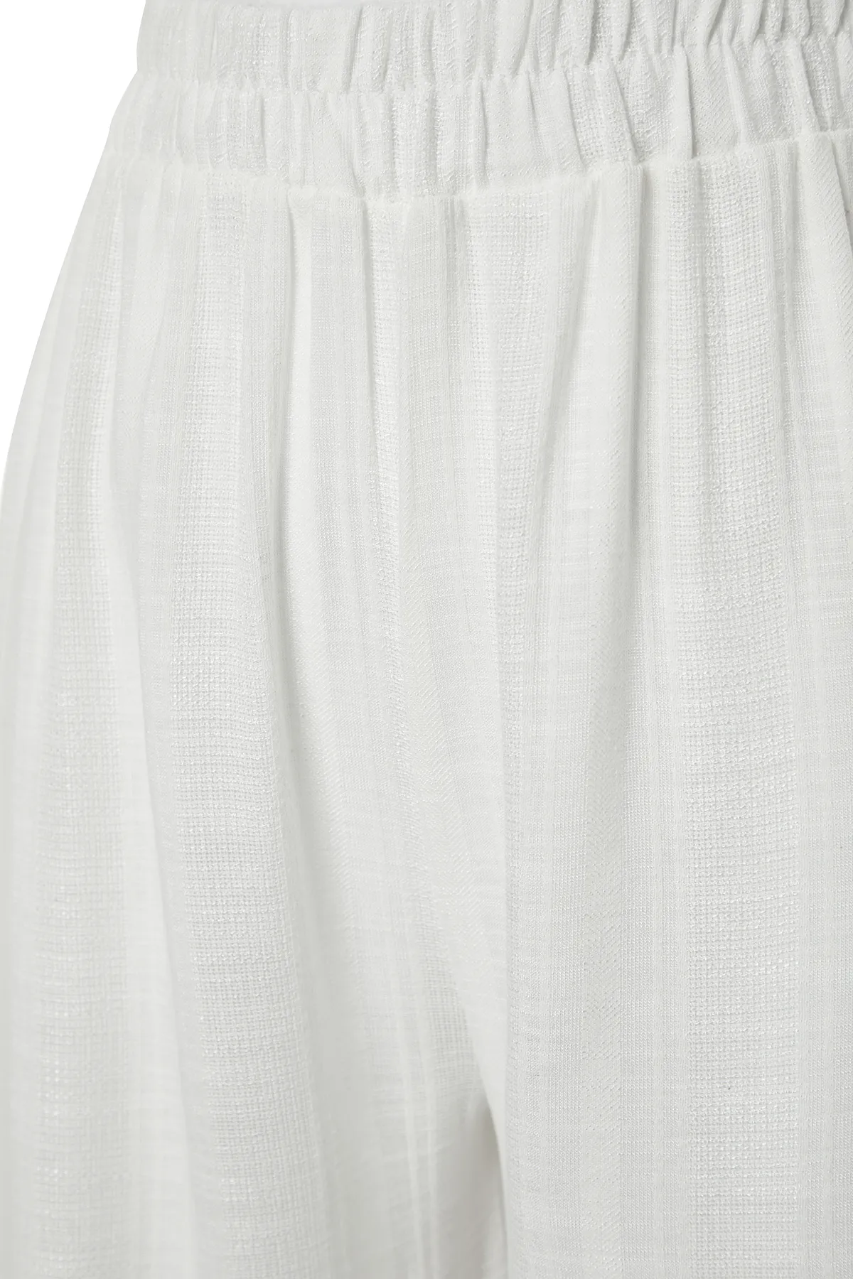 Trendyol Collection  Weiße gewebte Hose mit Schlitz TBESS24PL00016